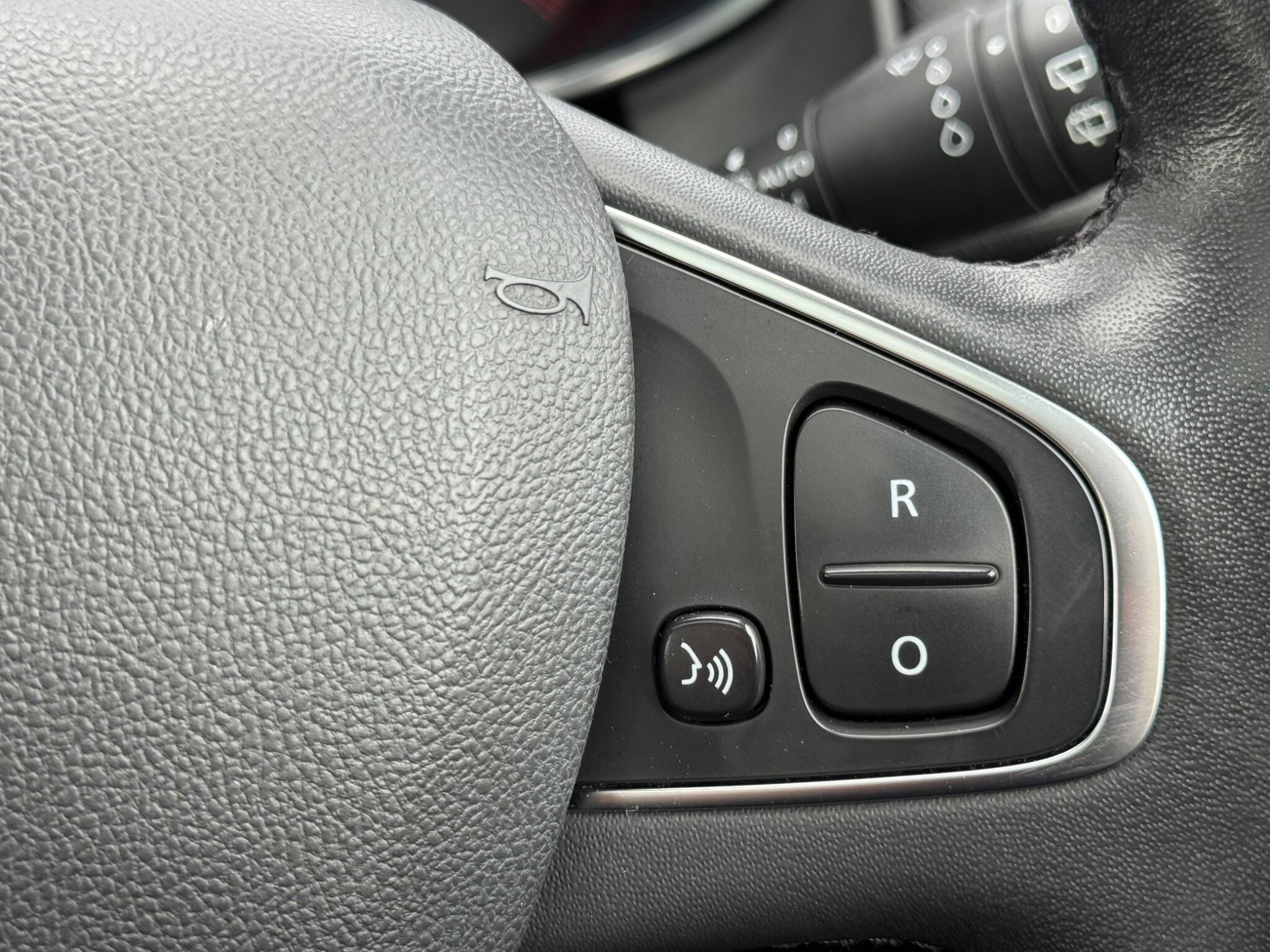 Renault Clio - Image 37