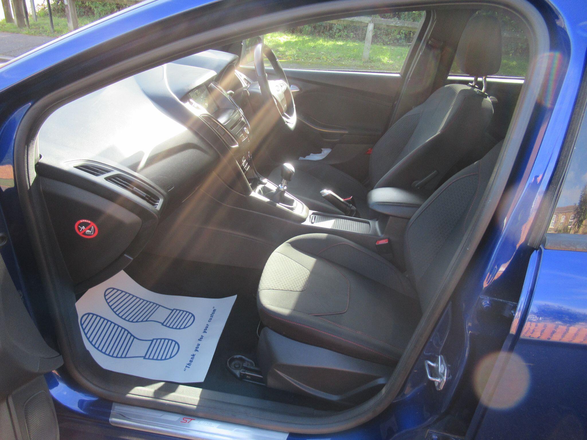 Ford Focus - Image 13