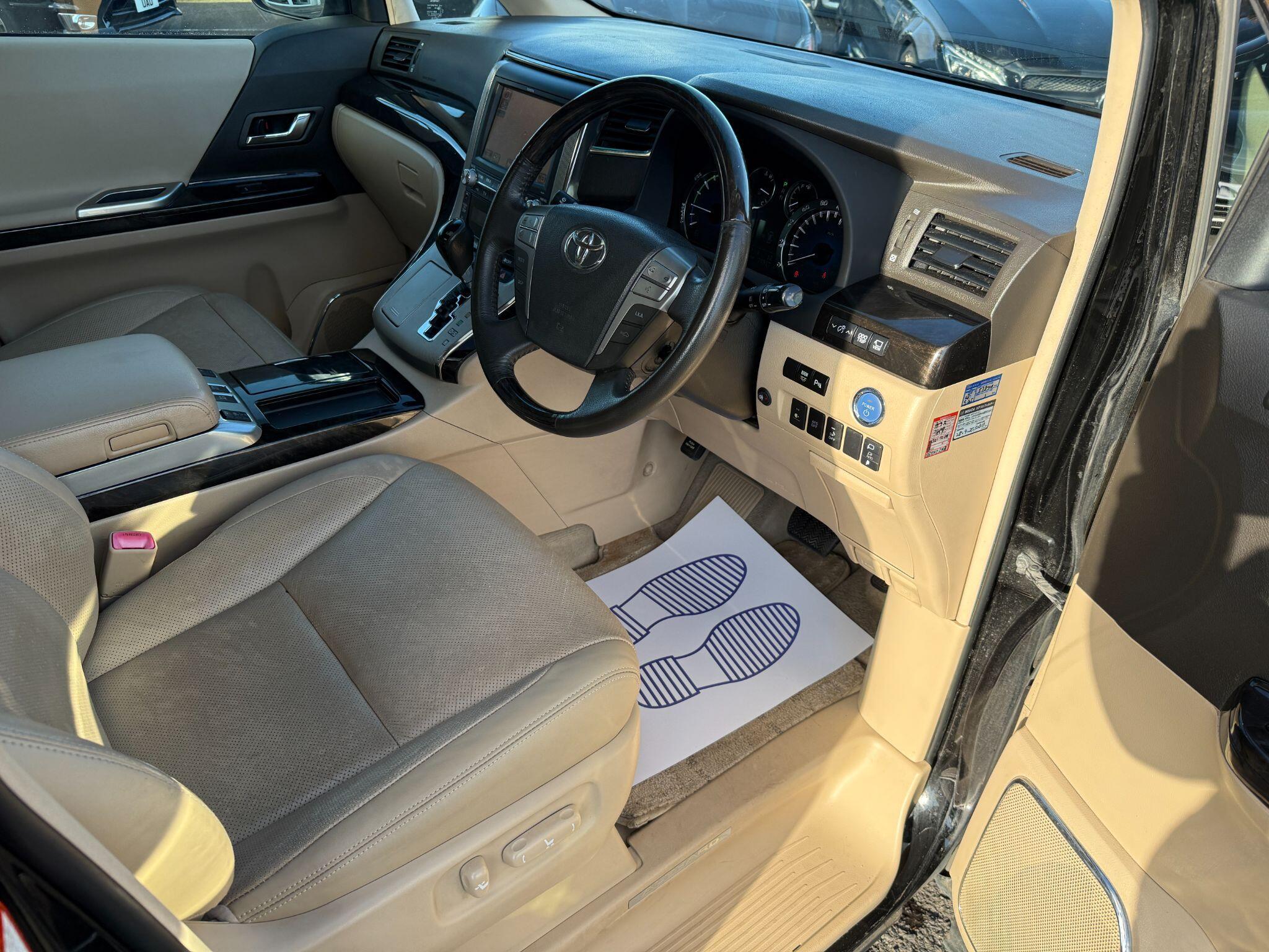 Toyota Alphard - Image 24