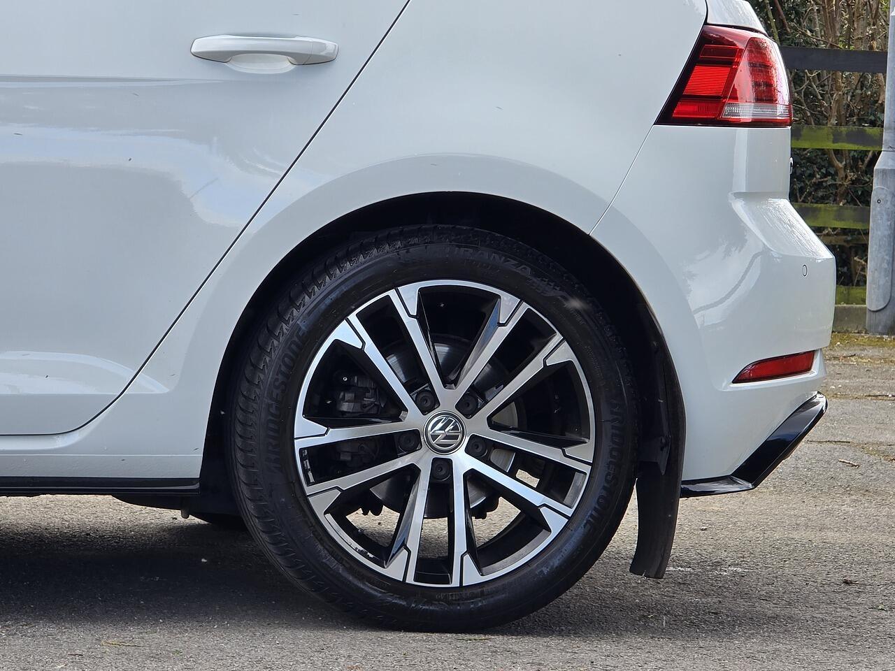 Volkswagen Golf - Image 24