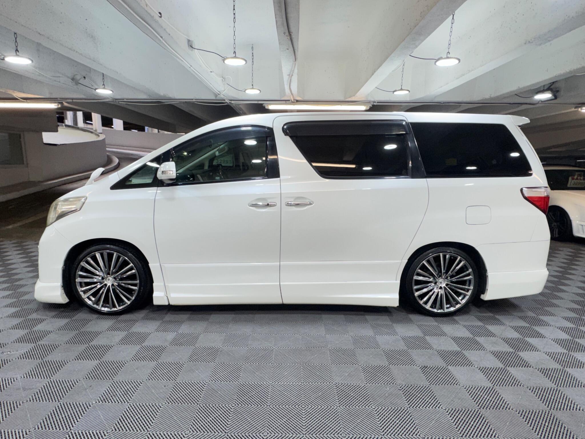 Toyota Alphard - Image 2