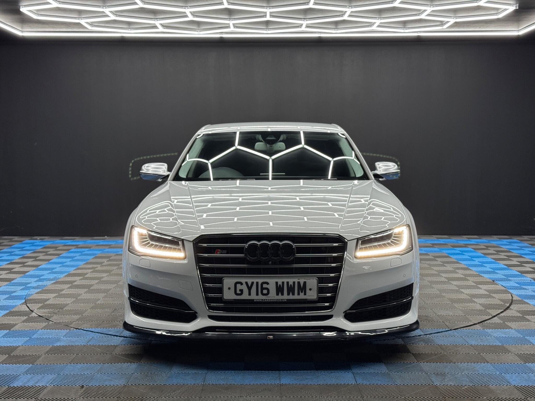 Audi S8 - Image 2