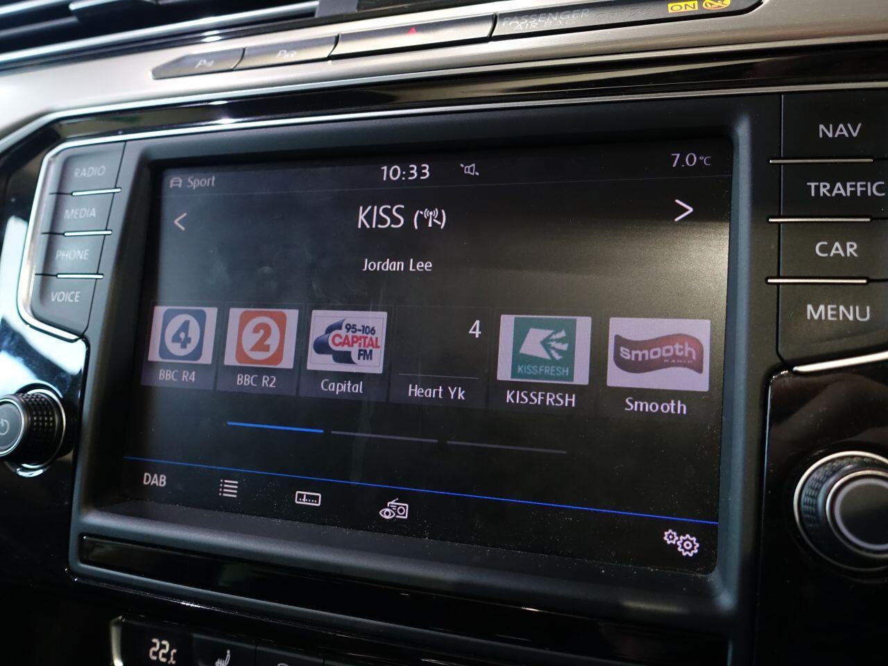 Volkswagen Passat - Image 31