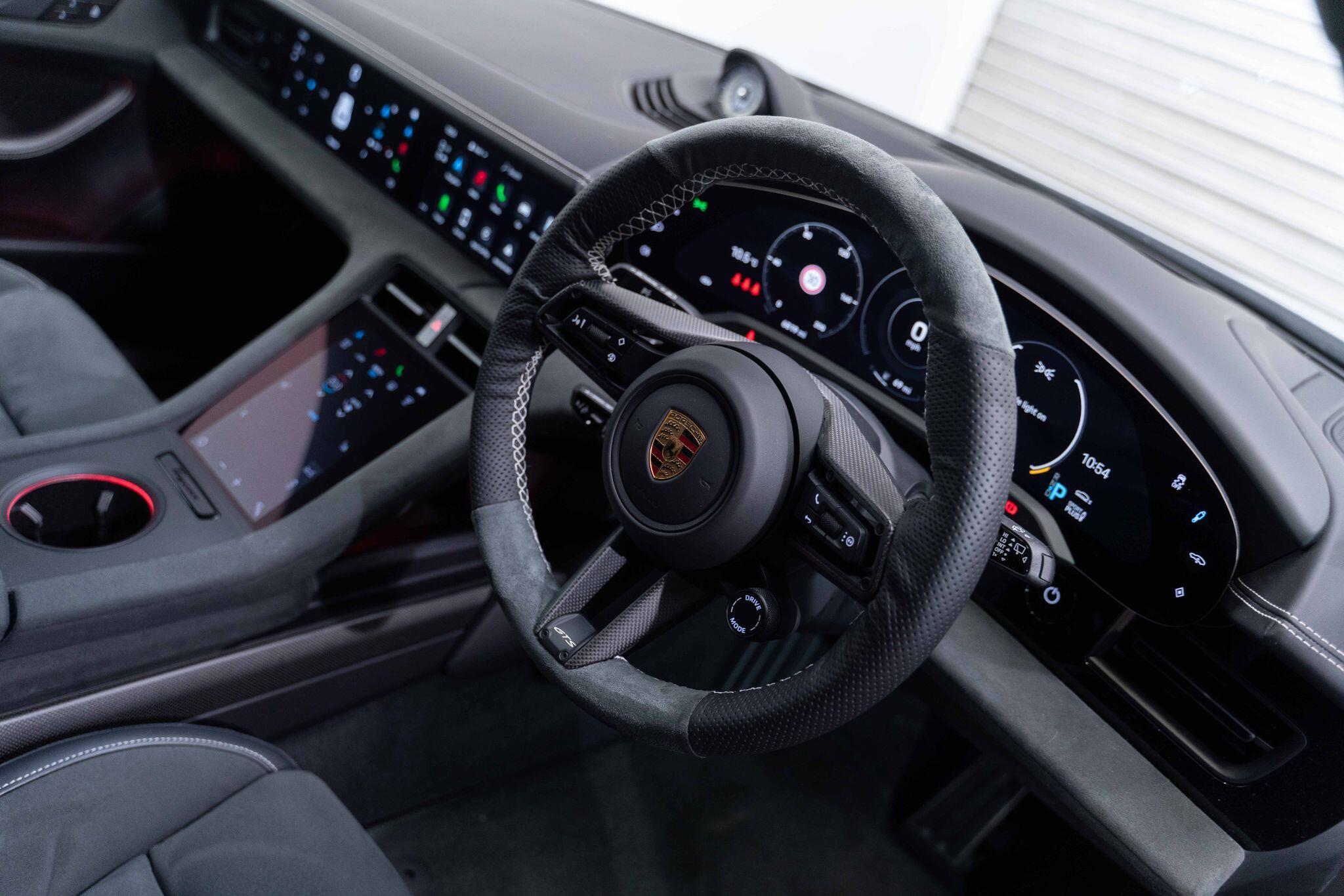 Porsche Taycan - Image 18