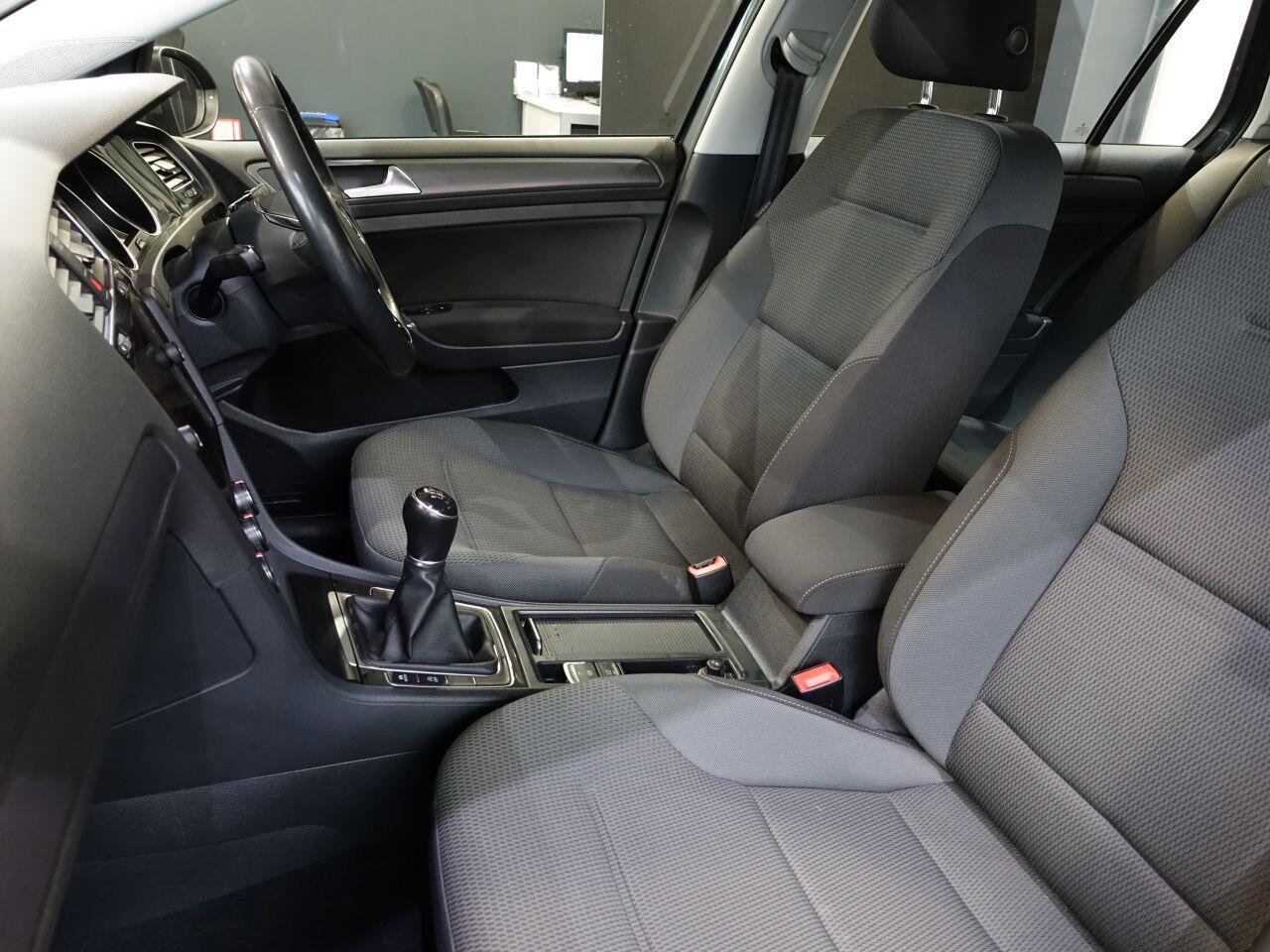 Volkswagen Golf - Image 12