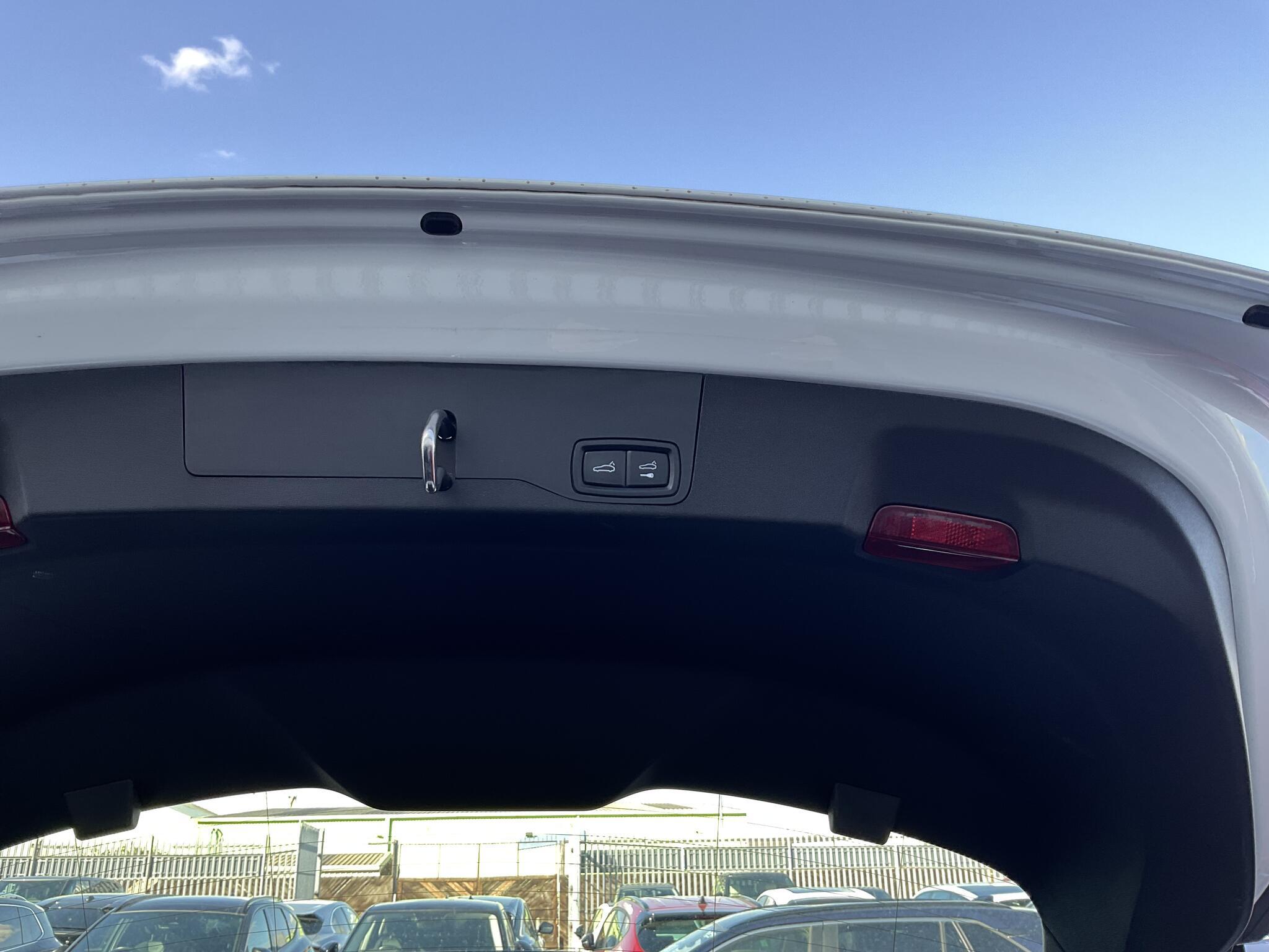 Porsche Taycan - Image 10