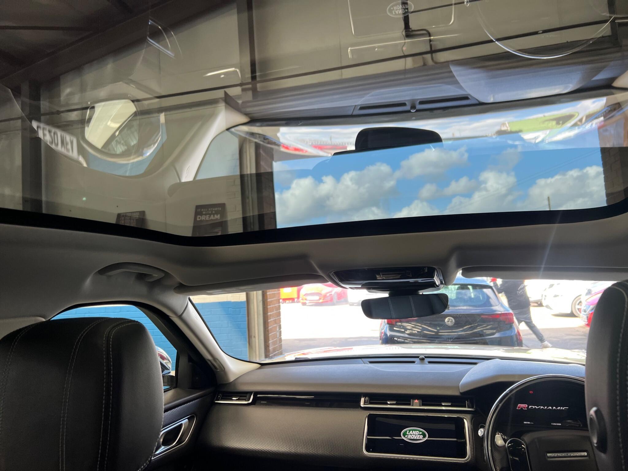 Land Rover Range Rover Velar - Image 32