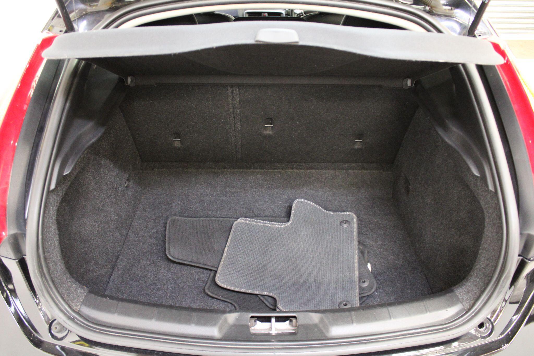 Volvo V40 - Image 16