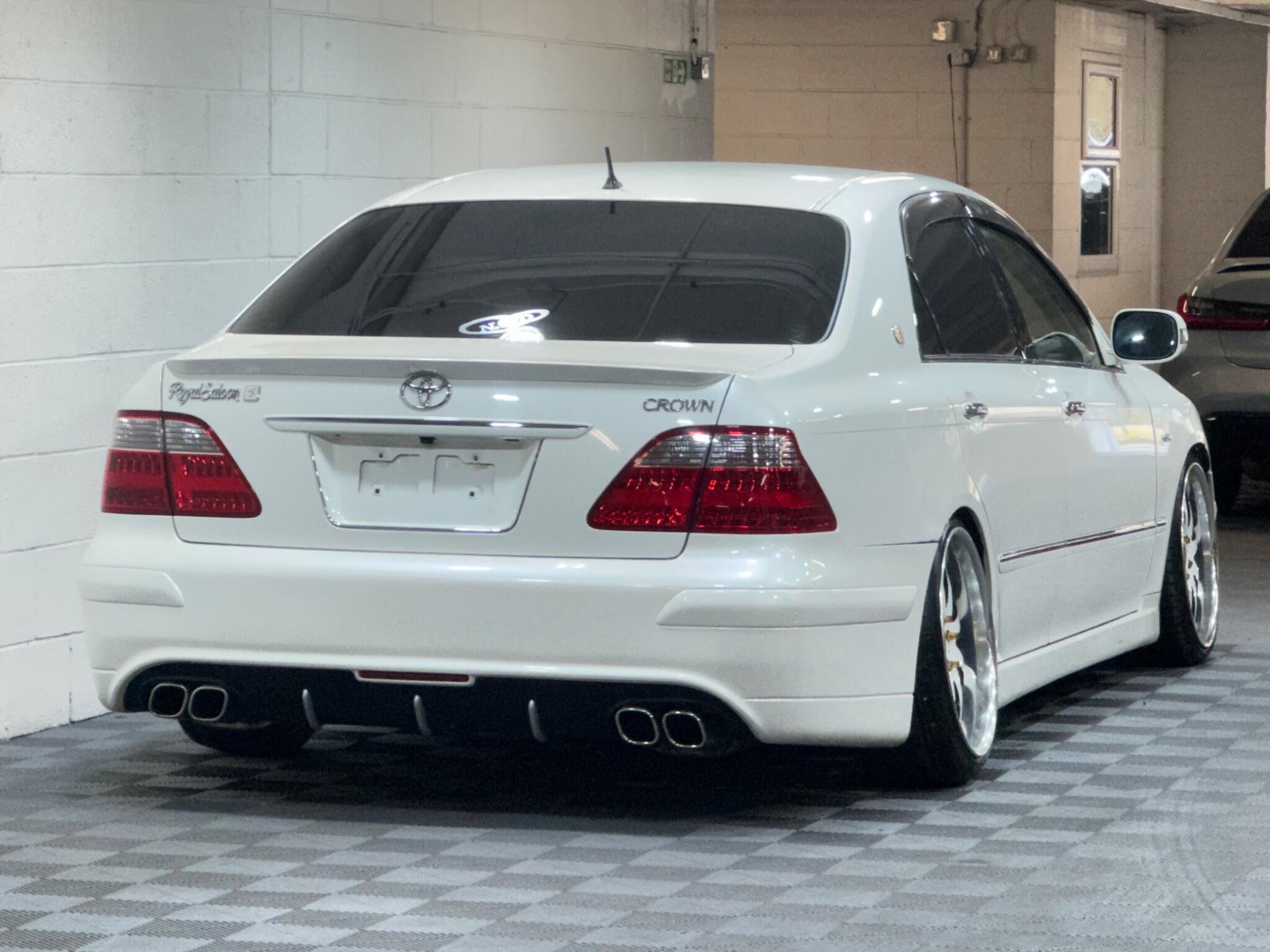 Toyota CROWN - Image 4