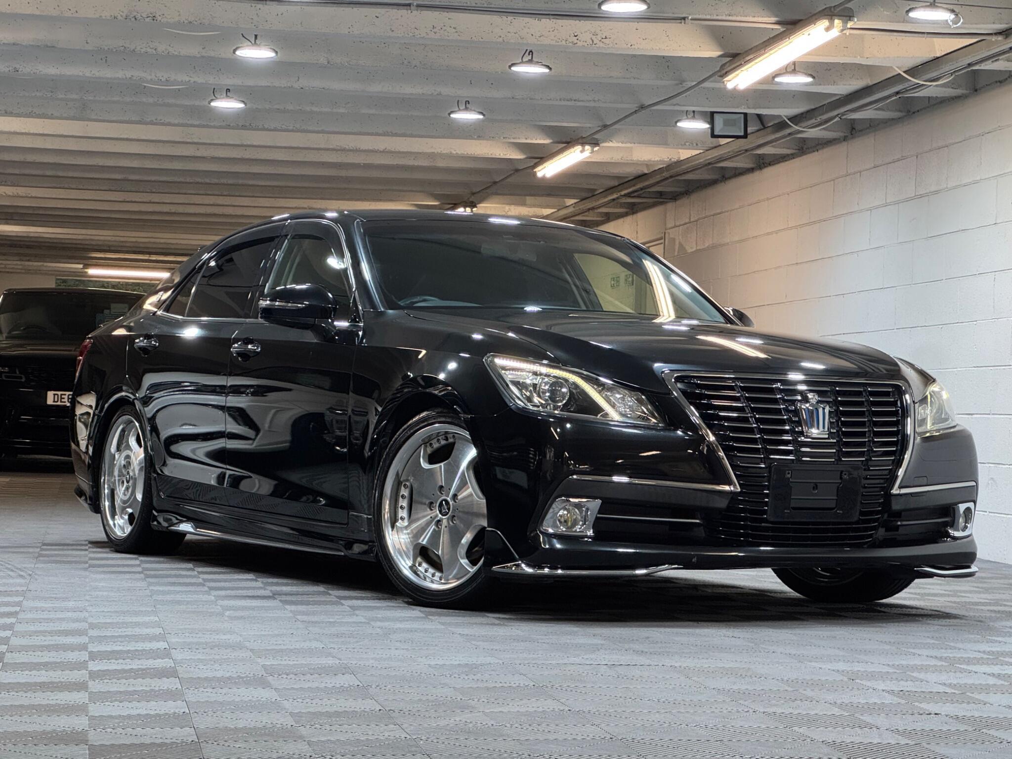 Toyota CROWN - Image 7