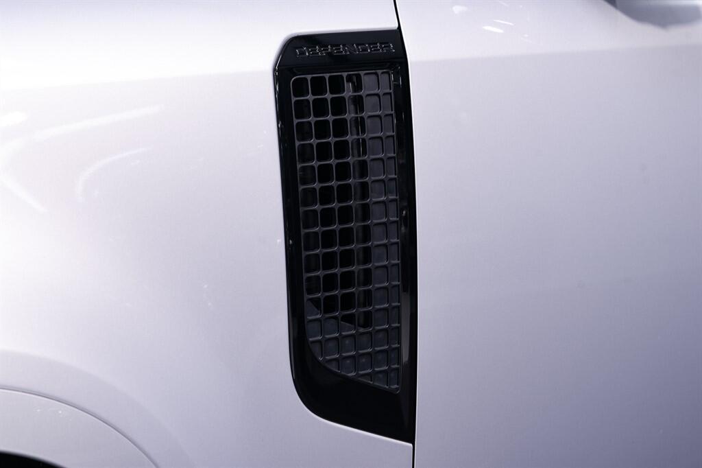 Land Rover Defender 110 - Image 11