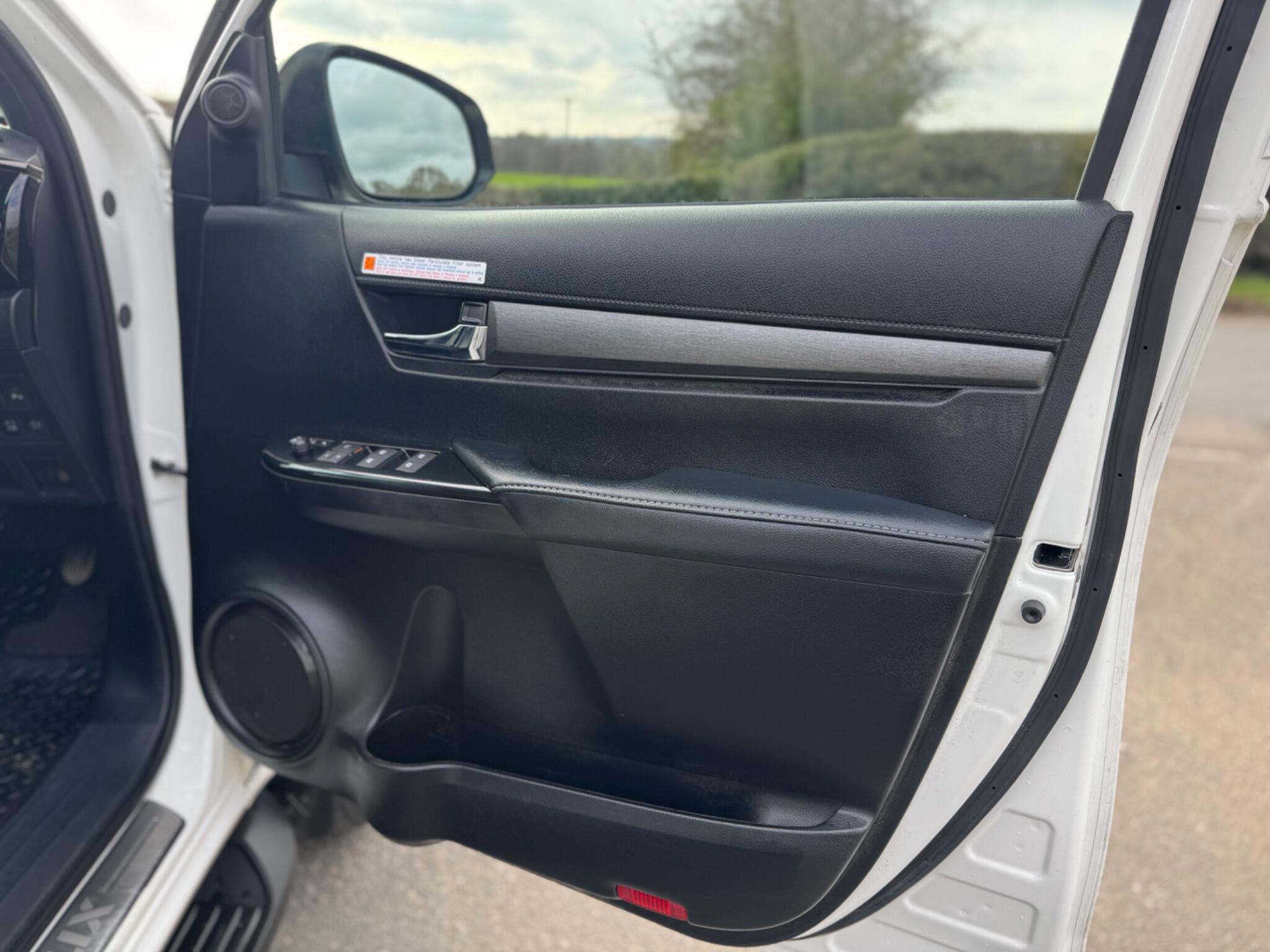 Toyota Hilux - Image 37