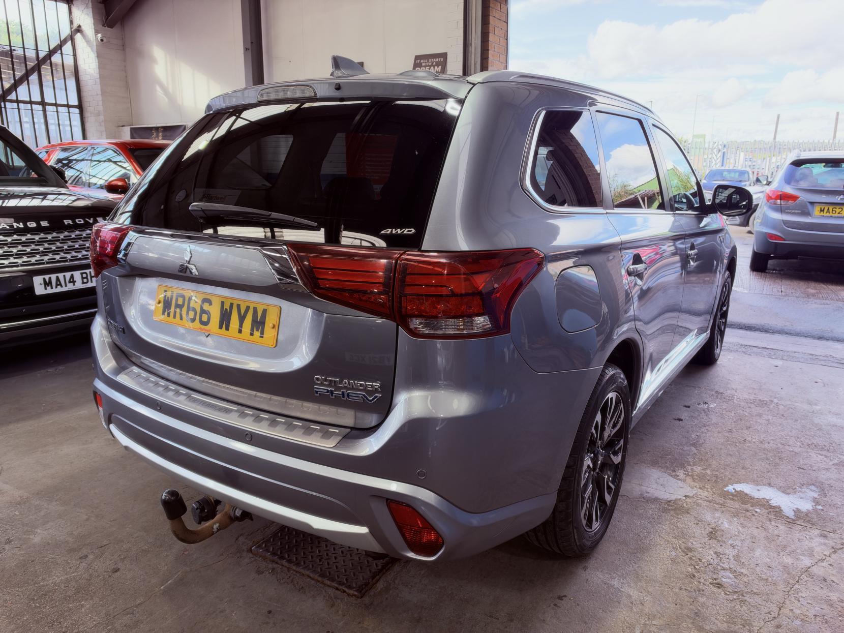 Mitsubishi Outlander - Image 9