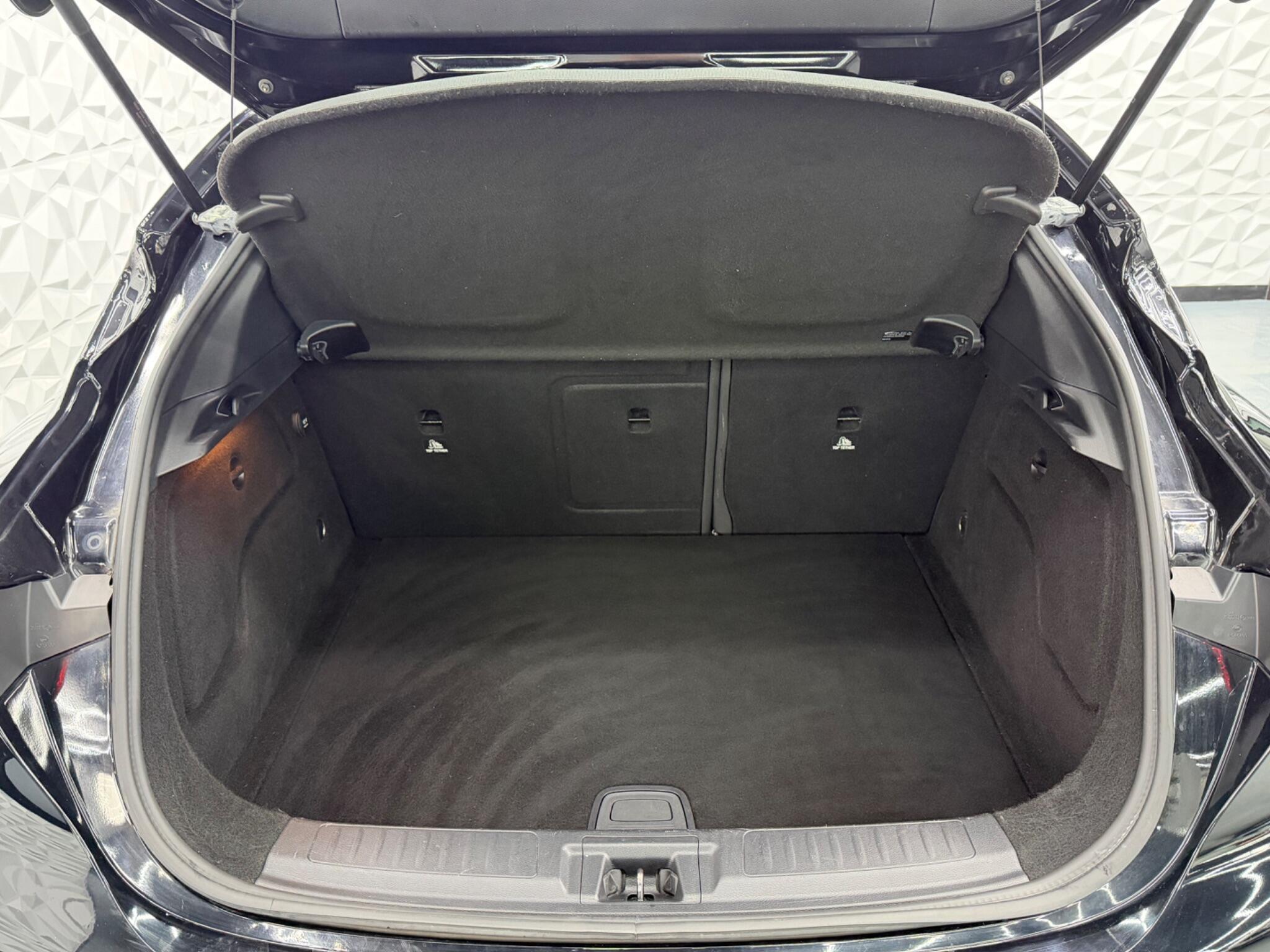 Infiniti Q30 - Image 14