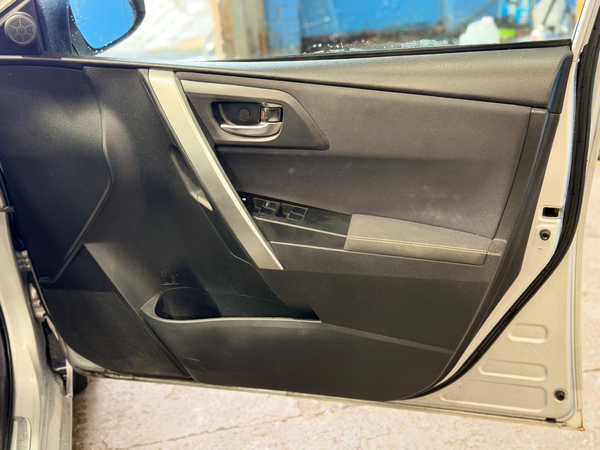 Toyota Auris - Image 18