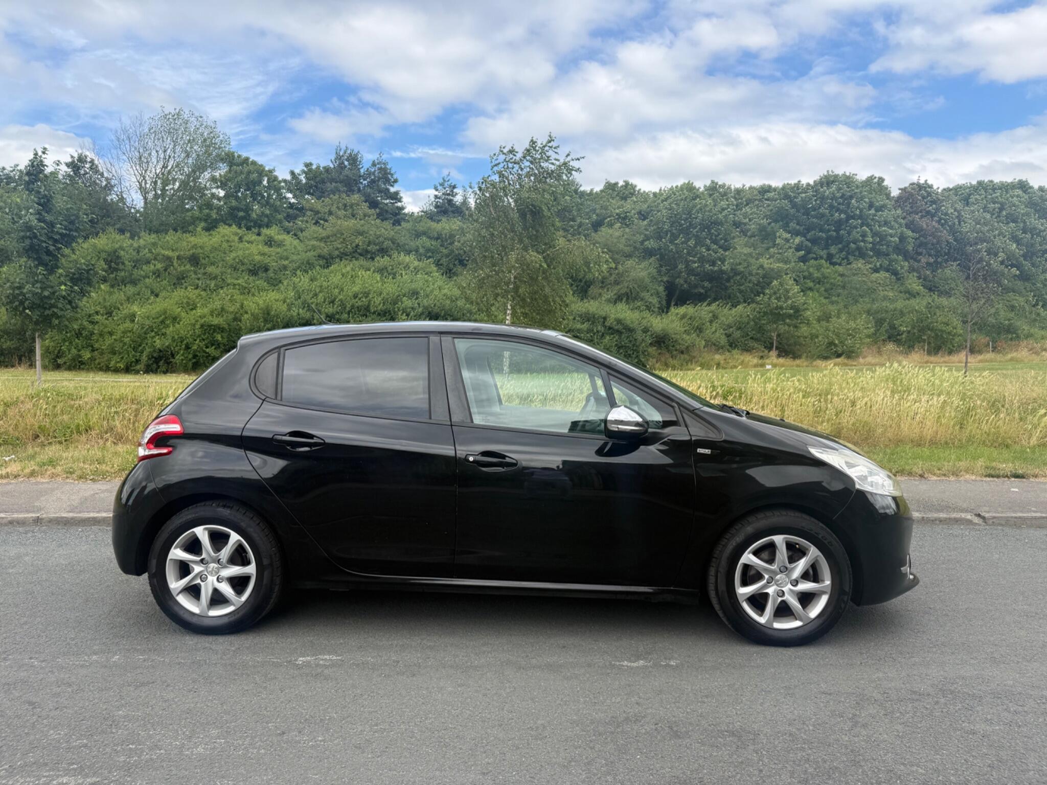 Peugeot 208 - Image 2