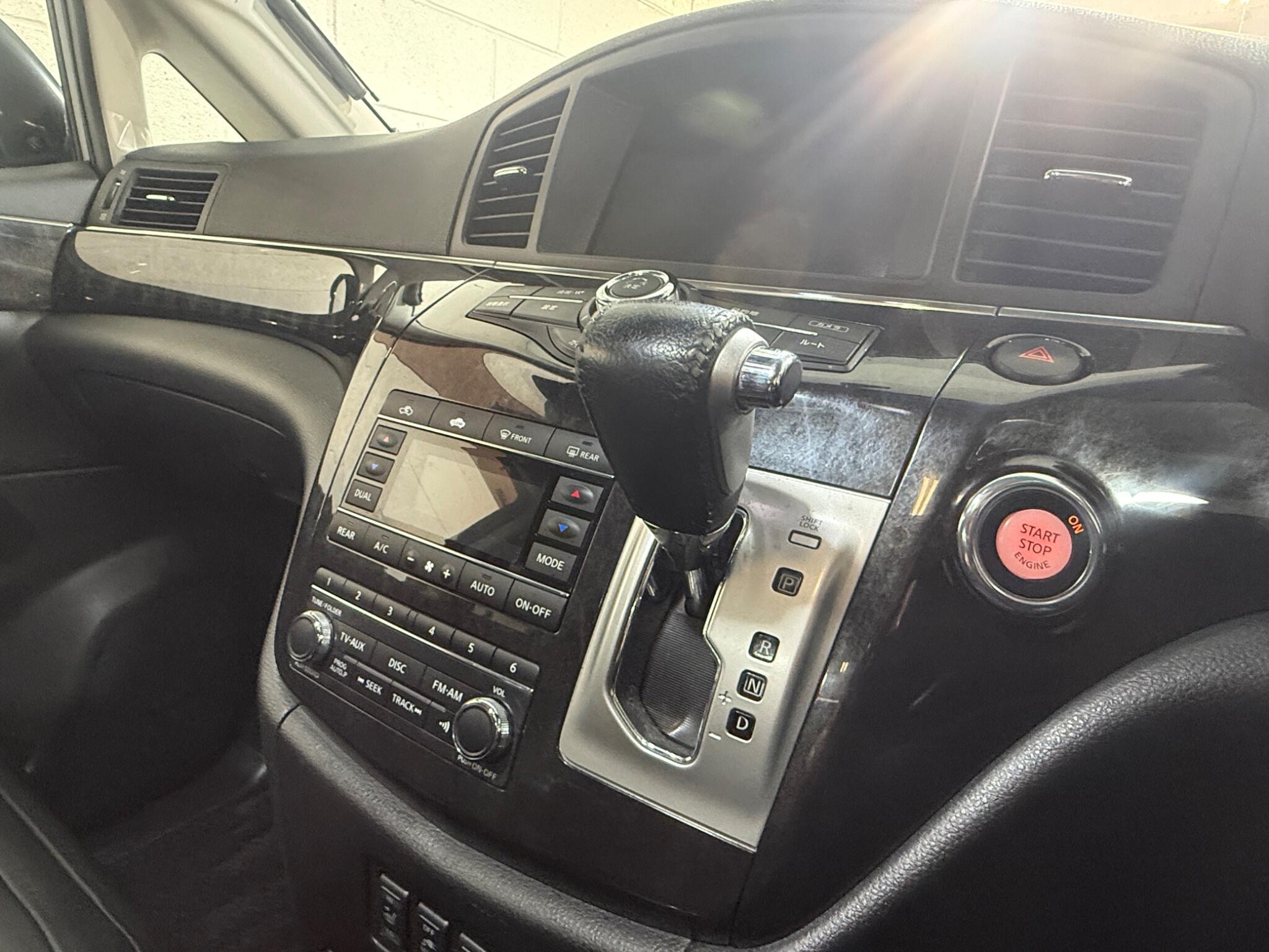 Nissan Elgrand - Image 17