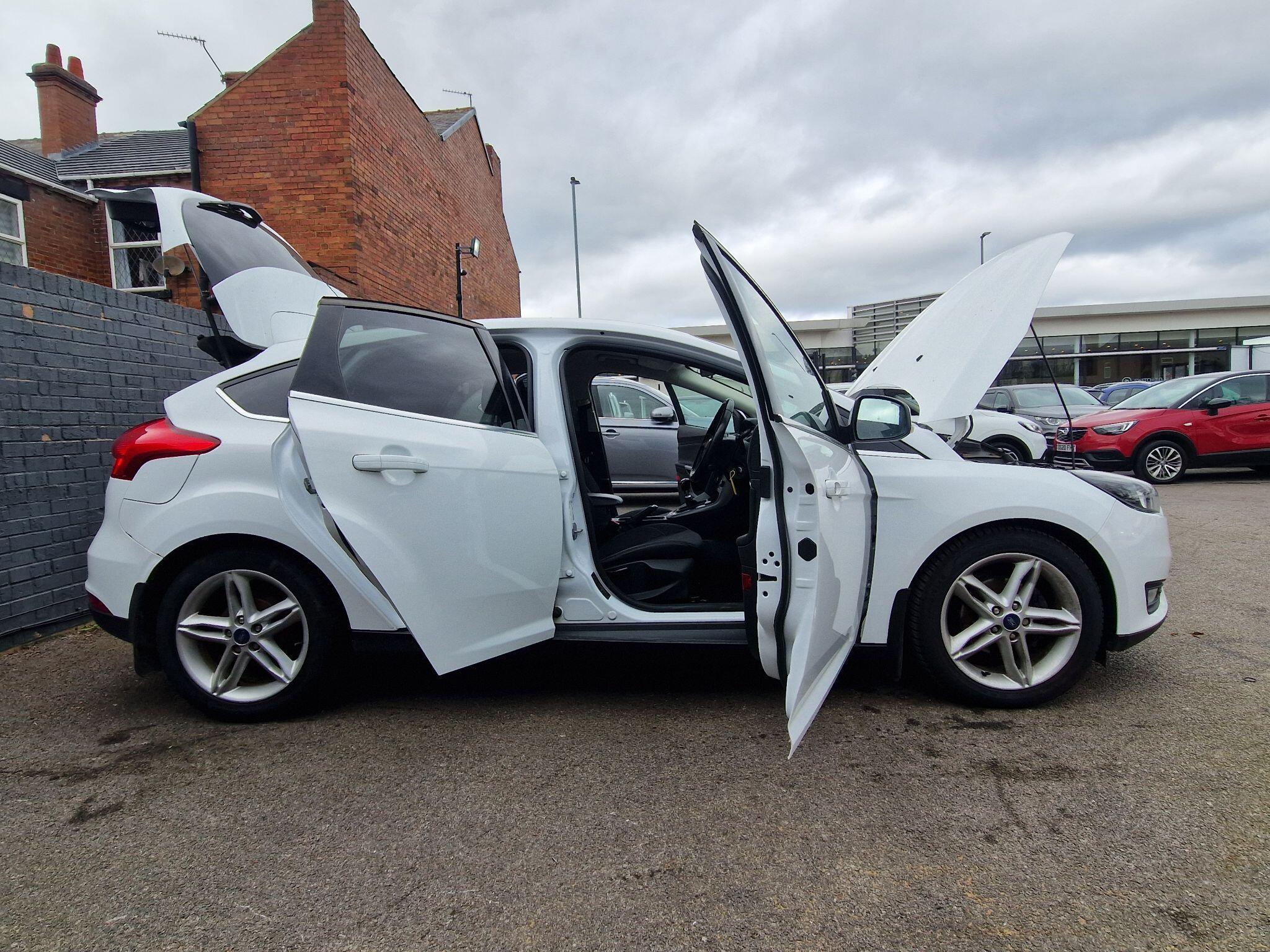 Ford Focus - Image 22