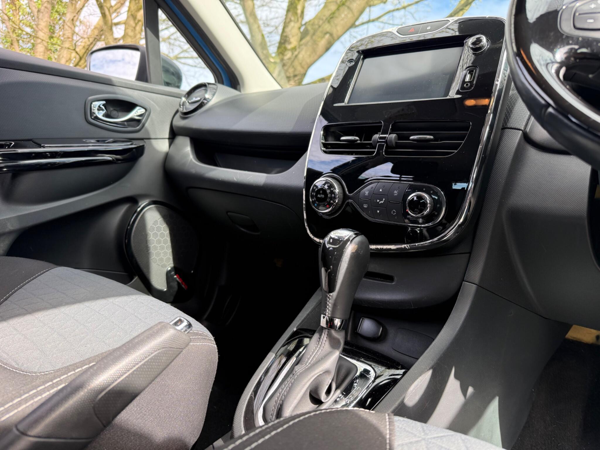 Renault Clio - Image 16