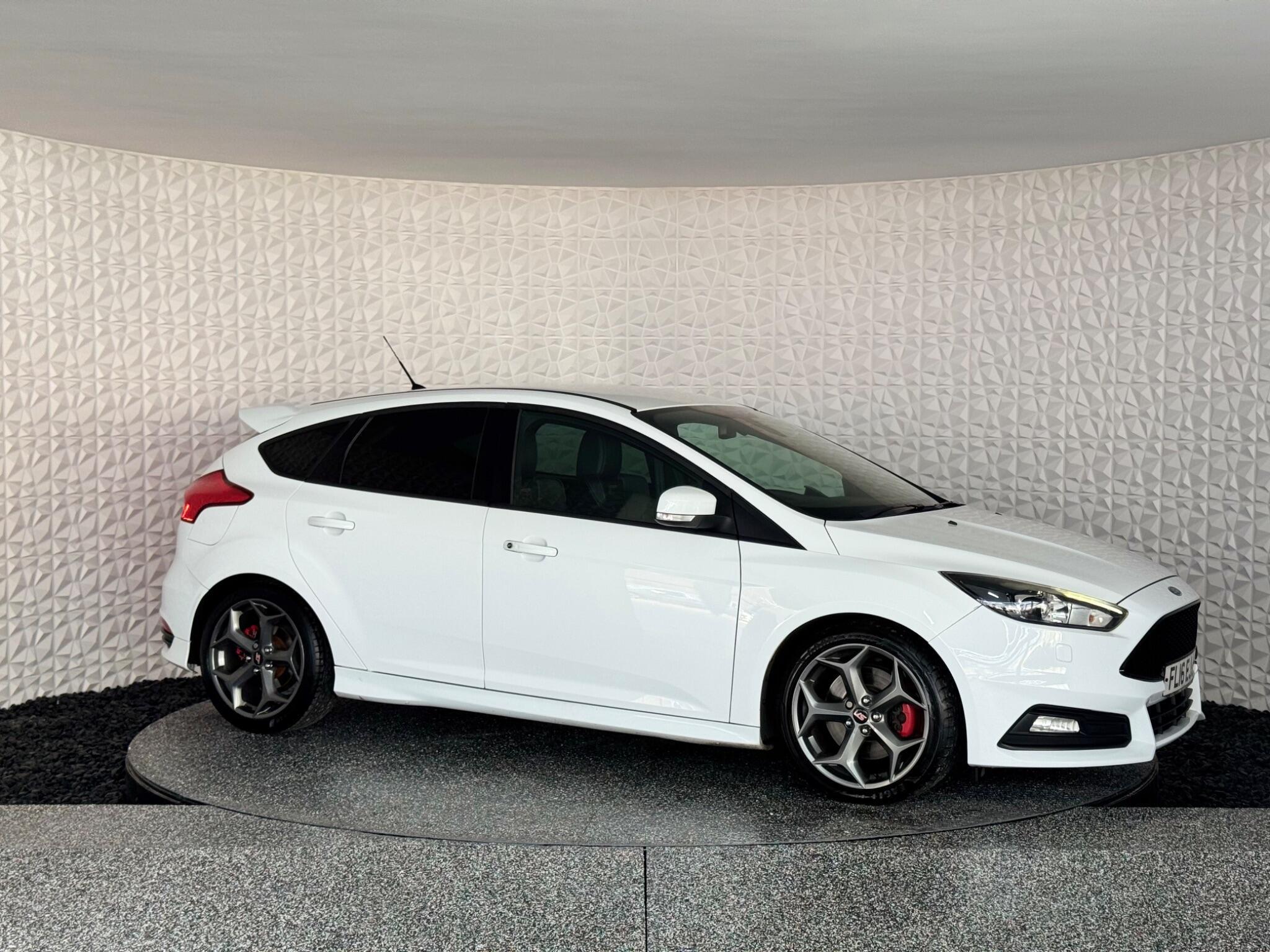 Ford Focus - Image 8