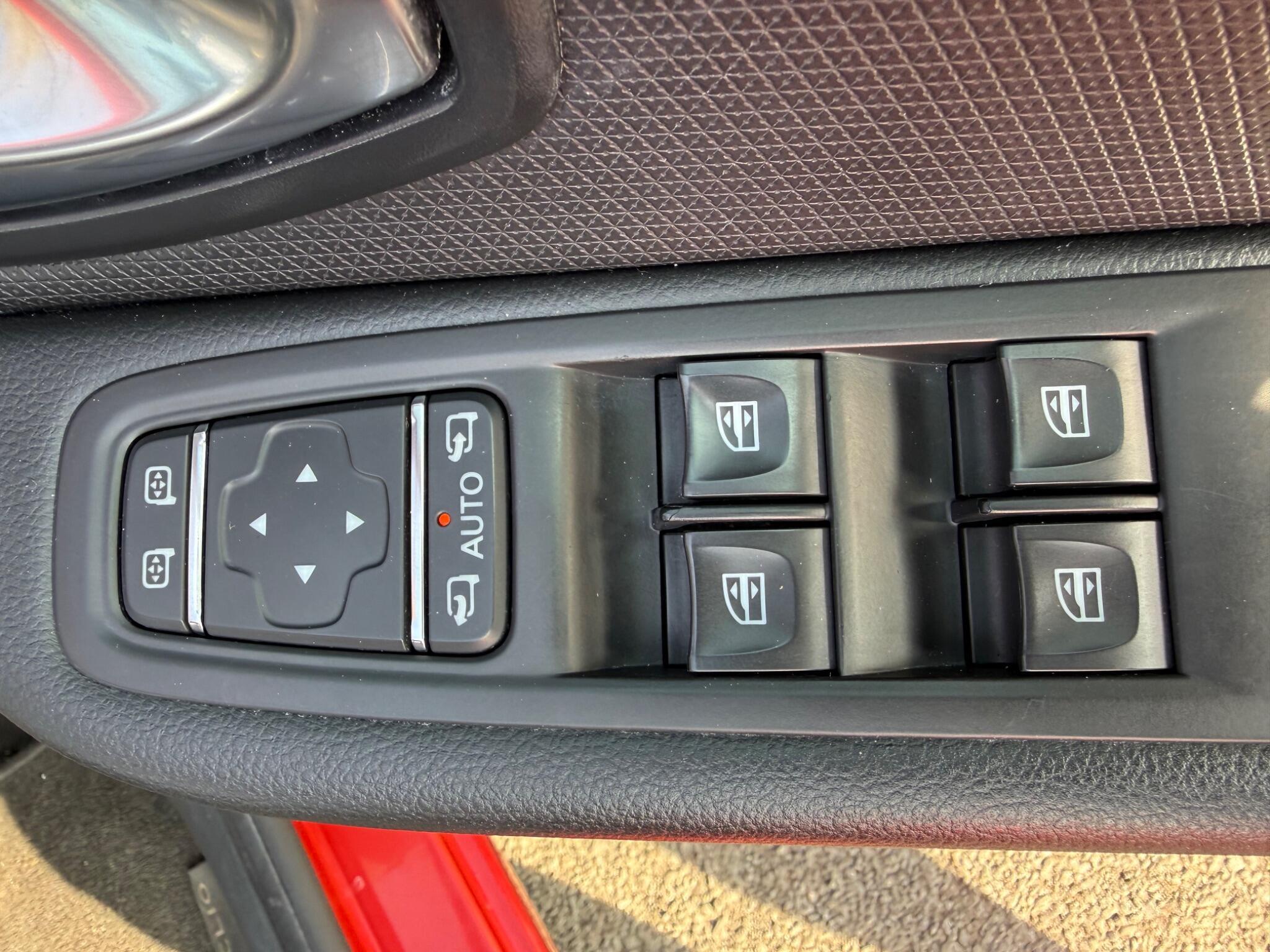 Renault Clio - Image 40