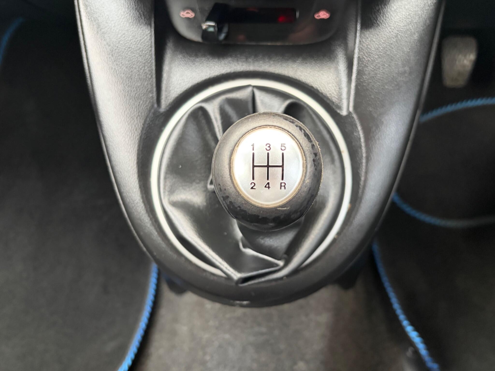 Mazda MAZDA2 - Image 22