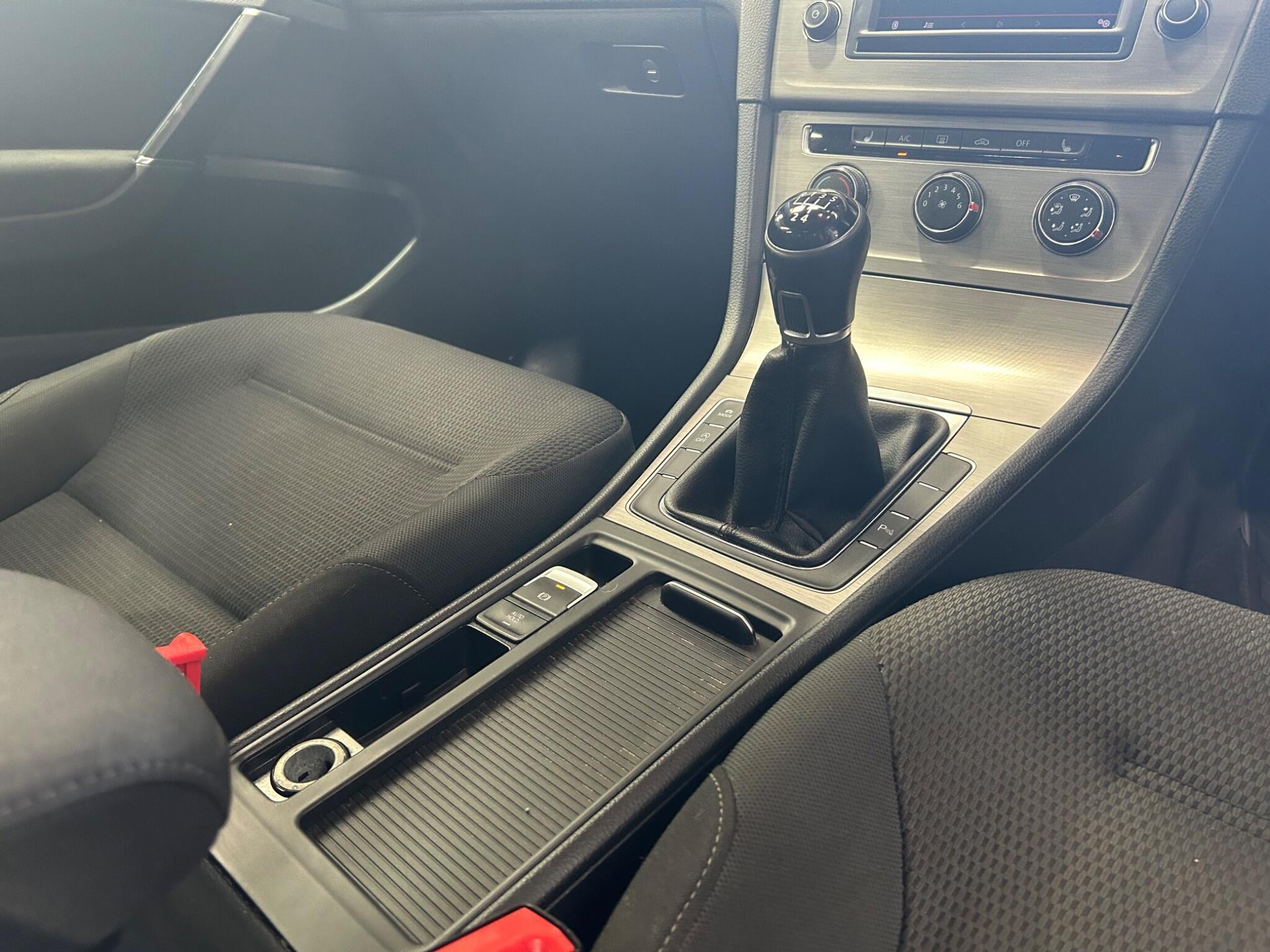 Volkswagen Golf - Image 29