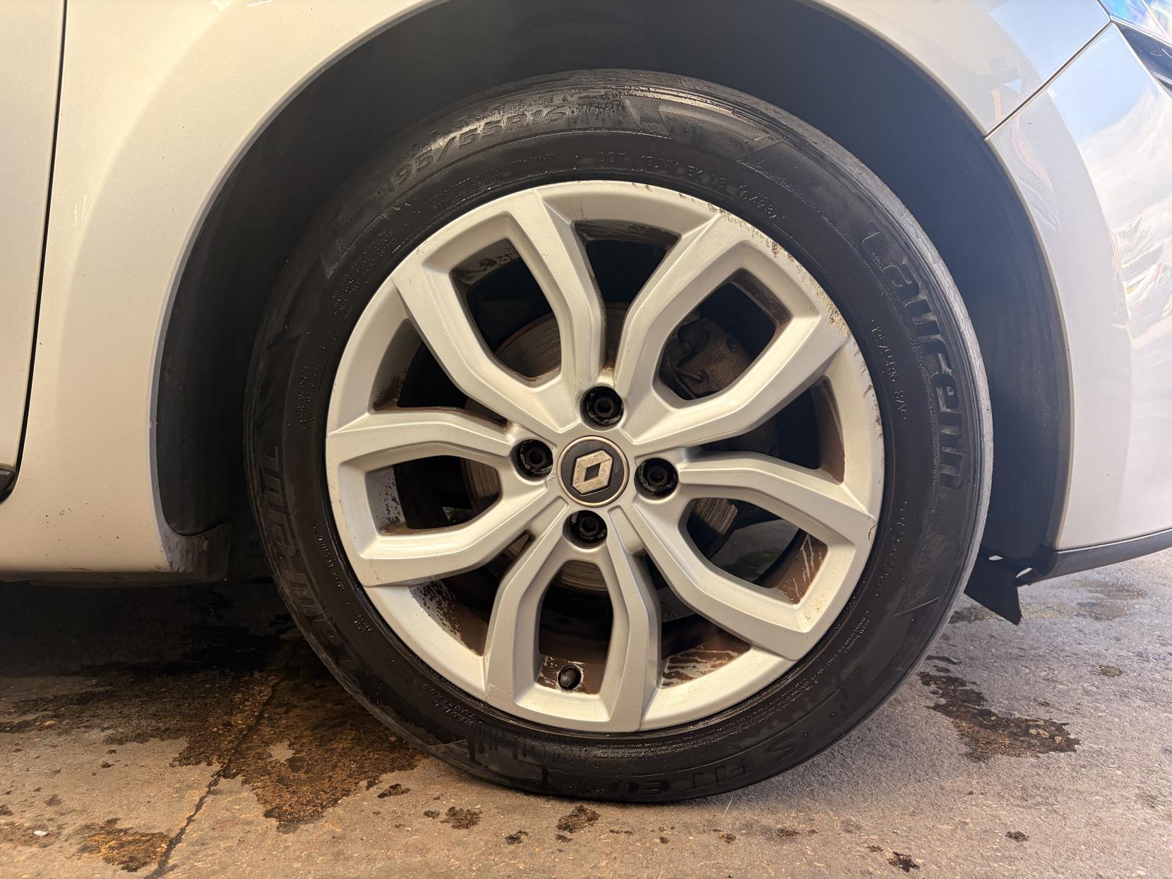 Renault Clio - Image 18
