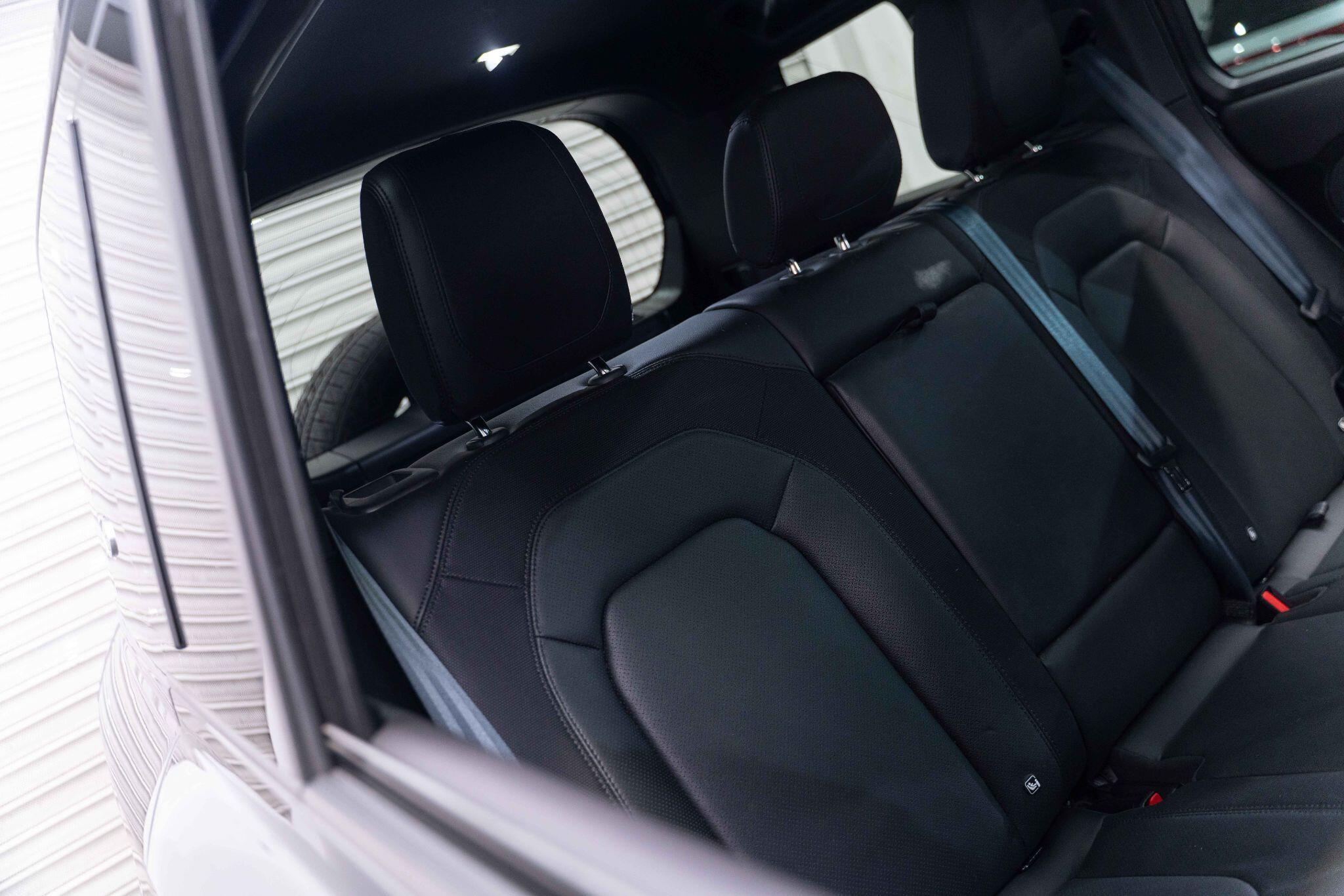 Land Rover Defender 110 - Image 15