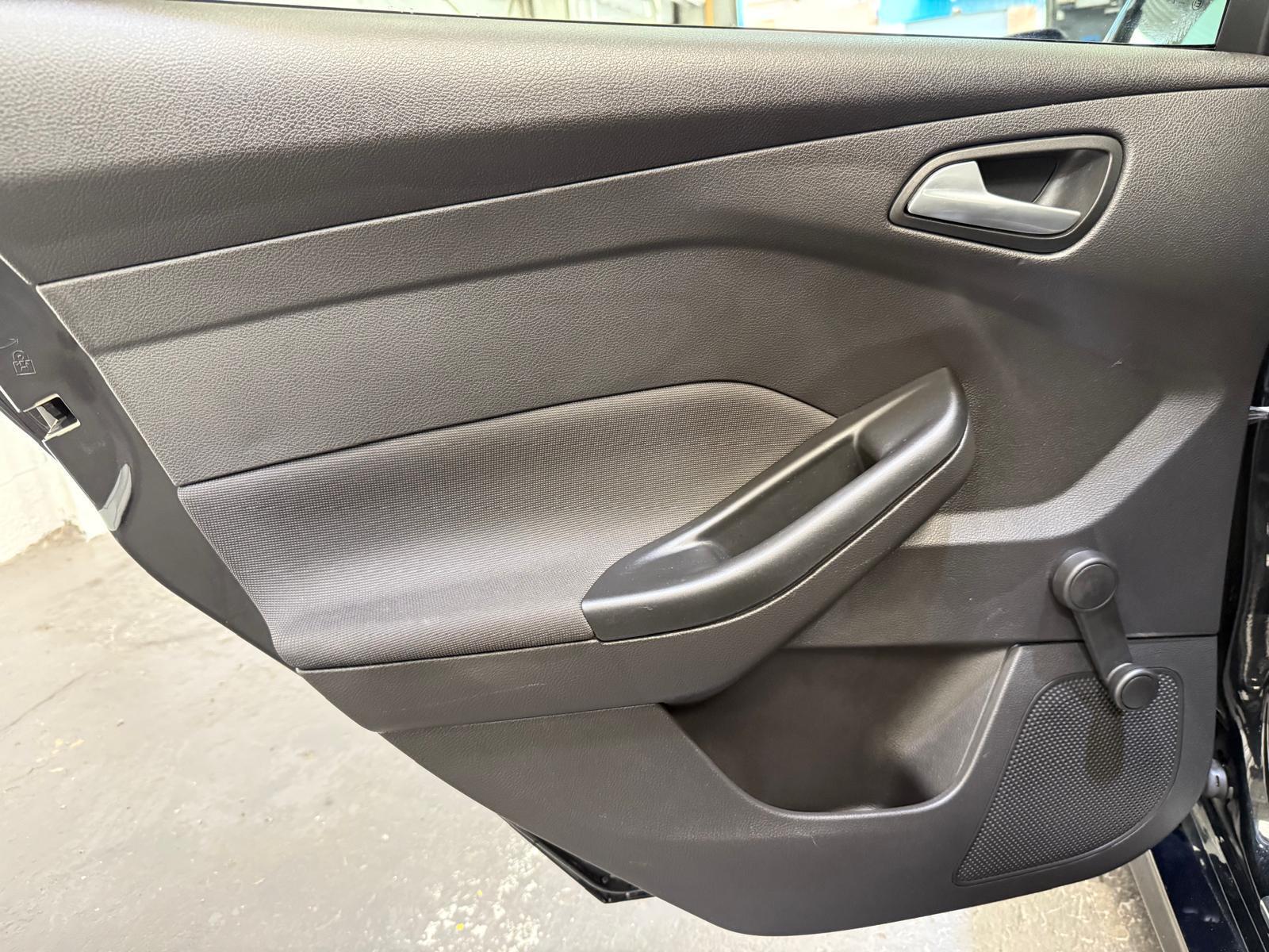Ford Focus - Image 17