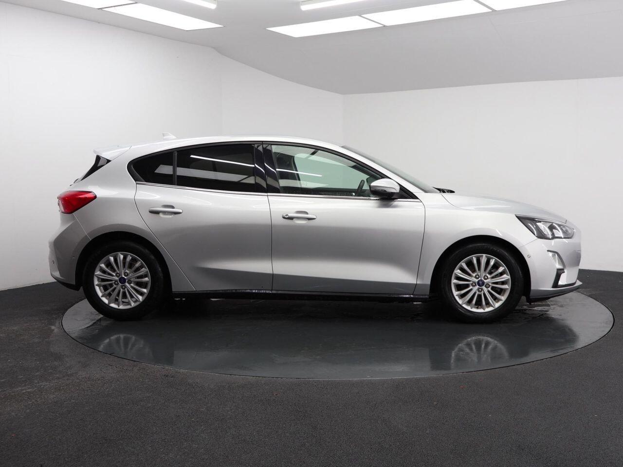 Ford Focus - Image 10