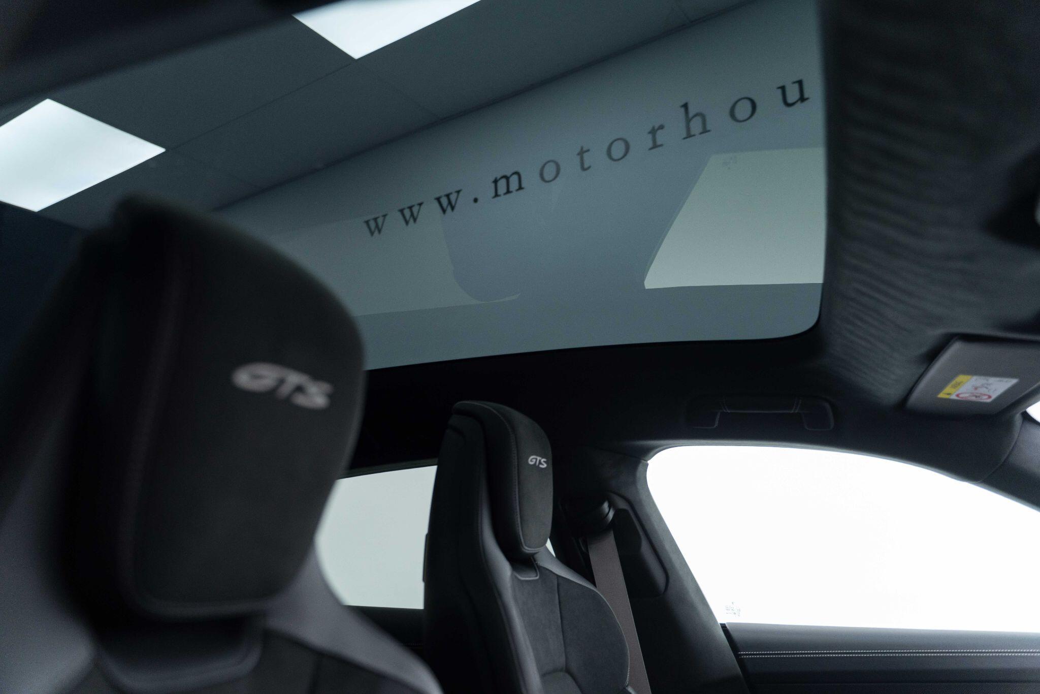 Porsche Taycan - Image 28