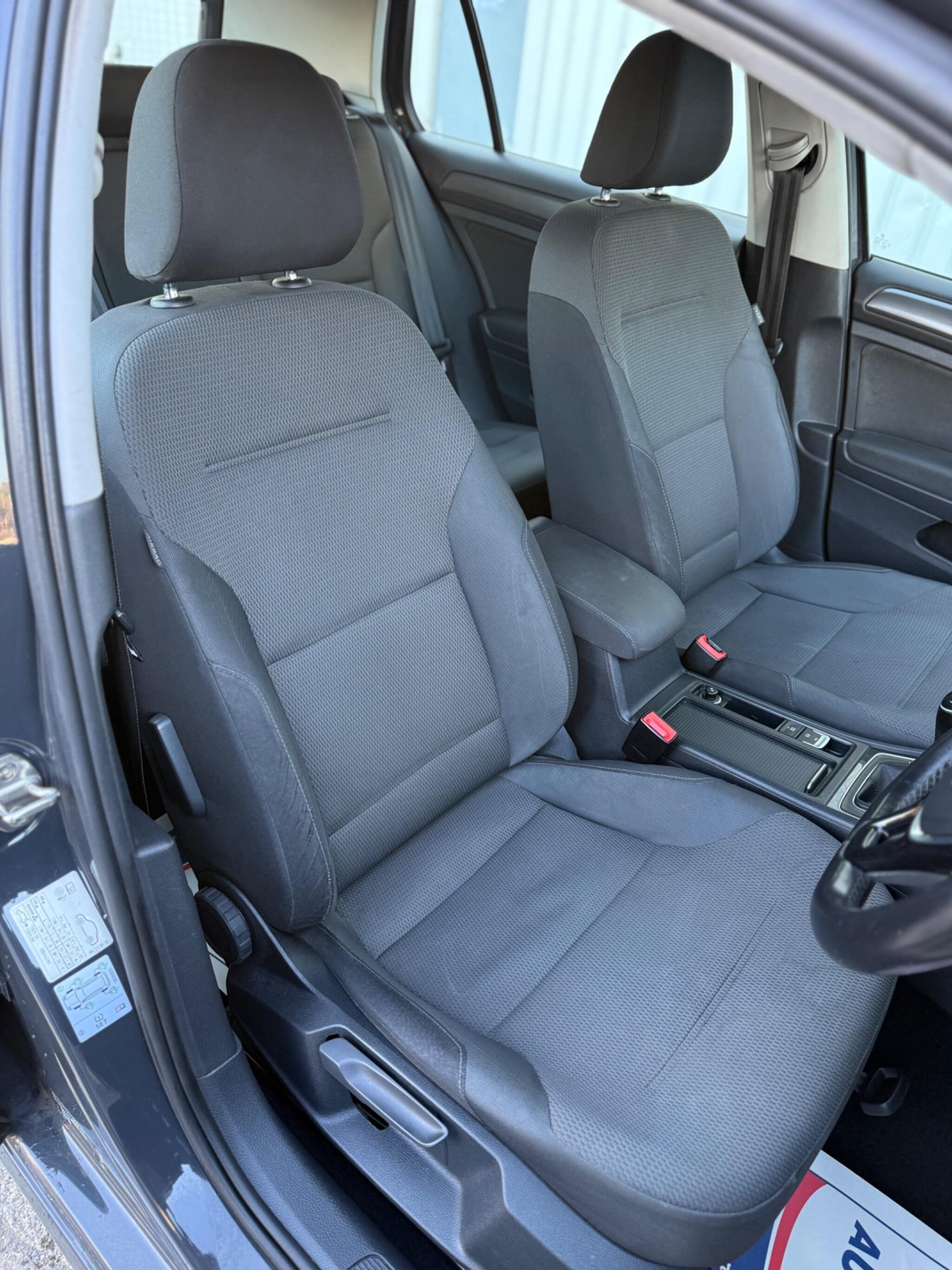 Volkswagen Golf - Image 24