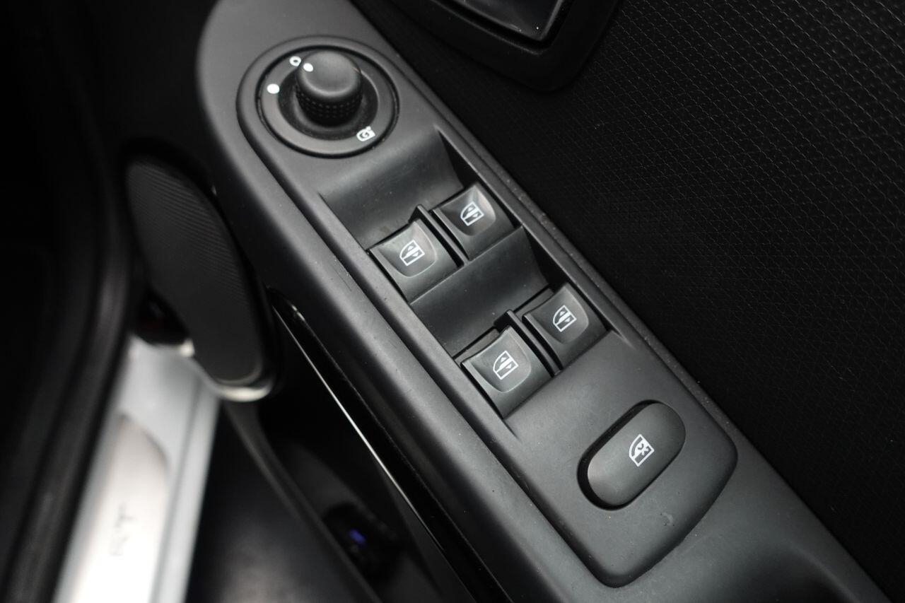 Renault Clio - Image 43