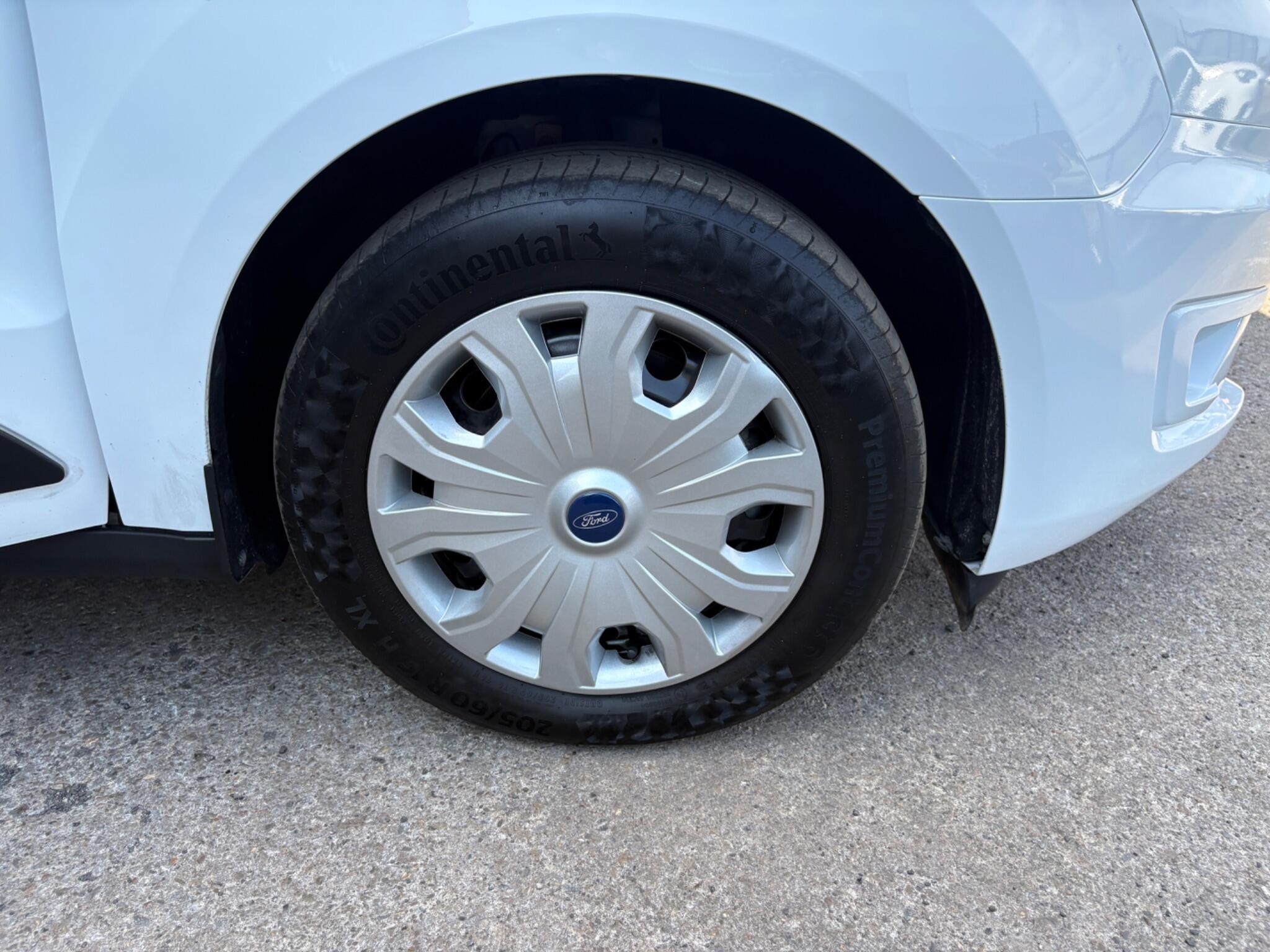 Ford Transit Connect - Image 9