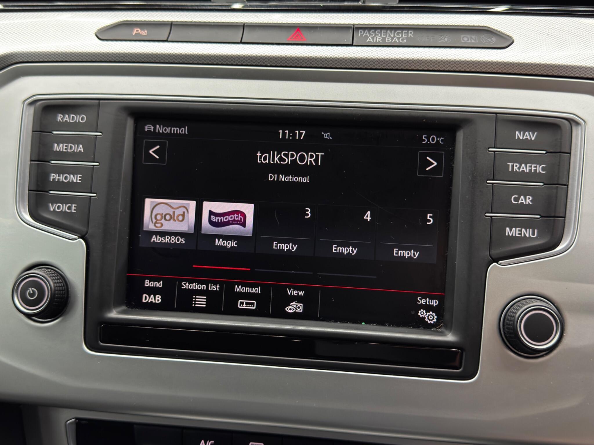 Volkswagen Passat - Image 29