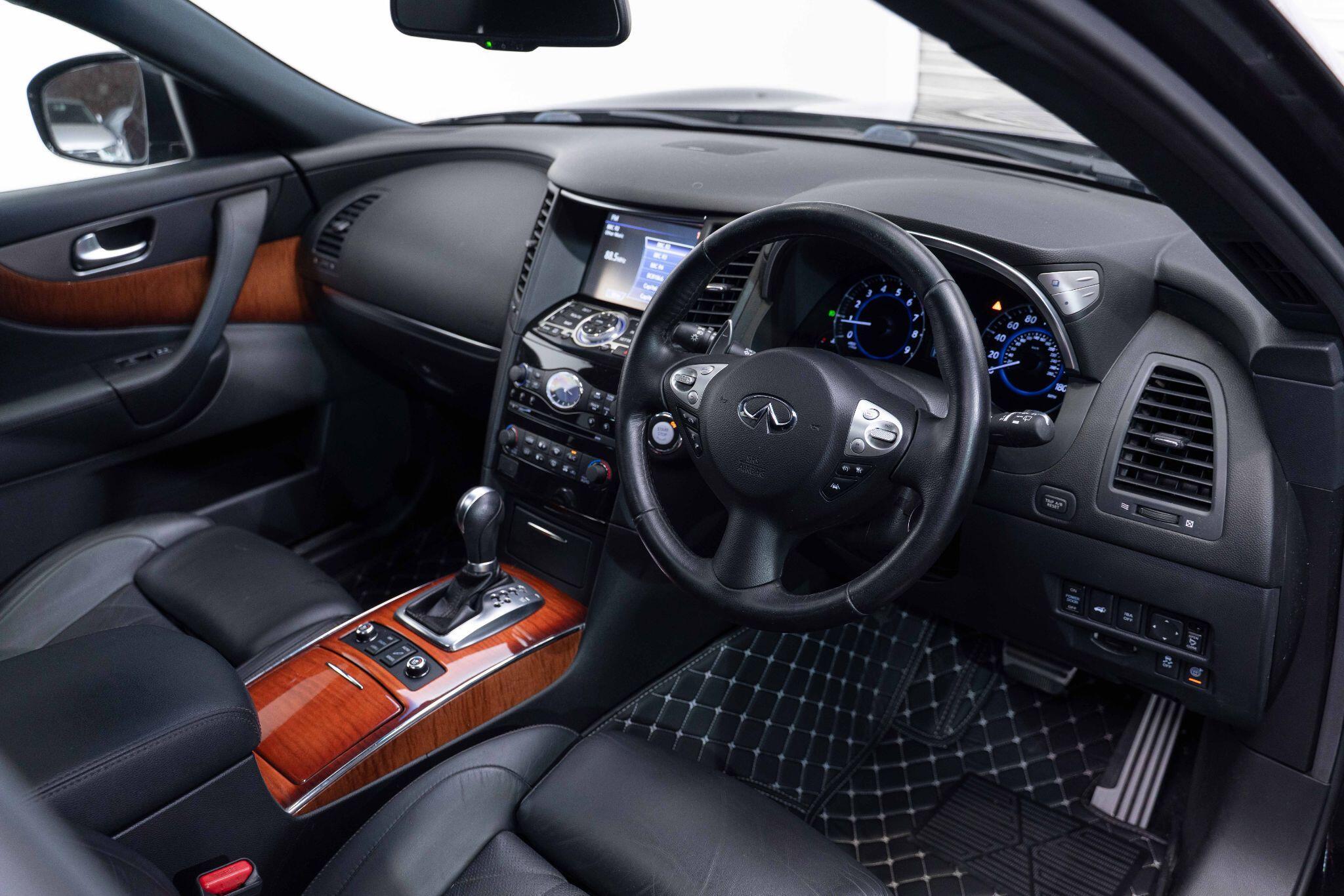 Infiniti QX70 - Image 7