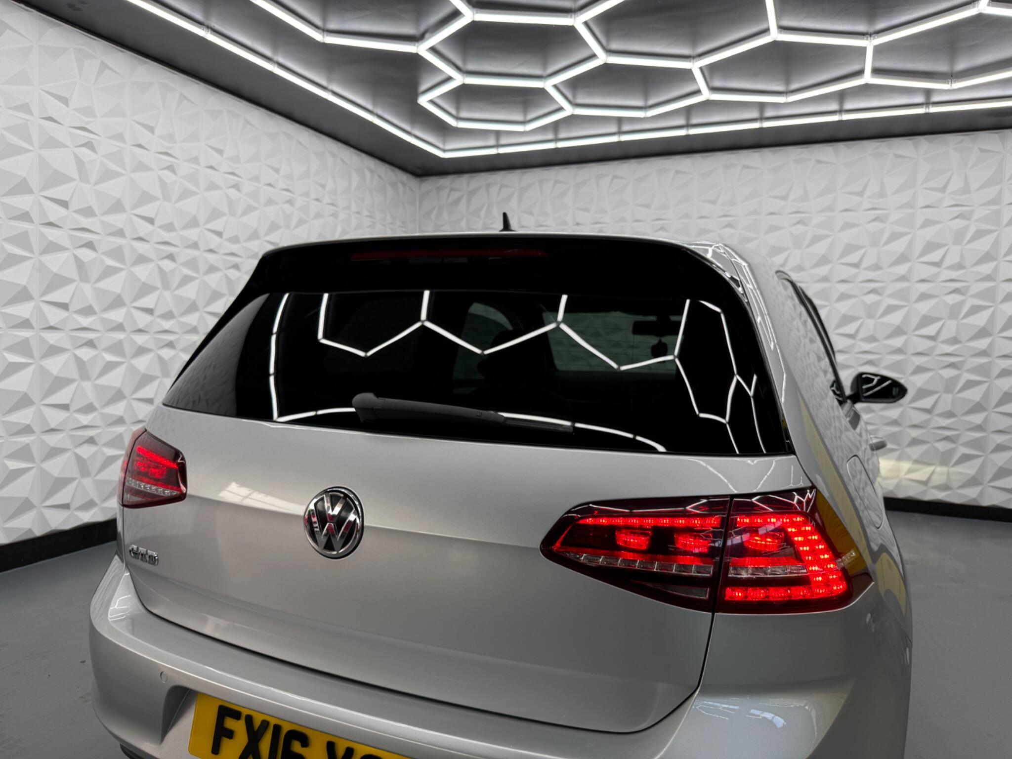 Volkswagen Golf - Image 18