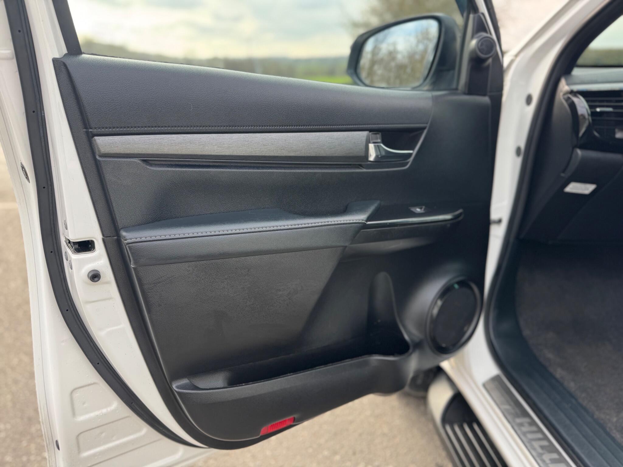 Toyota Hilux - Image 40