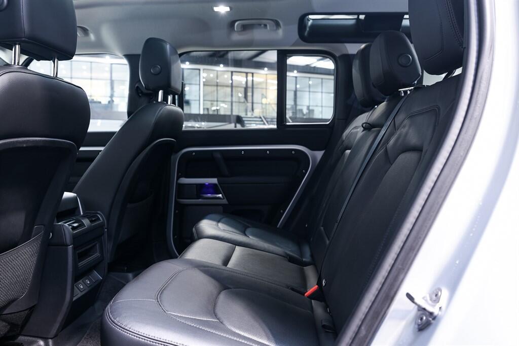 Land Rover Defender 110 - Image 19
