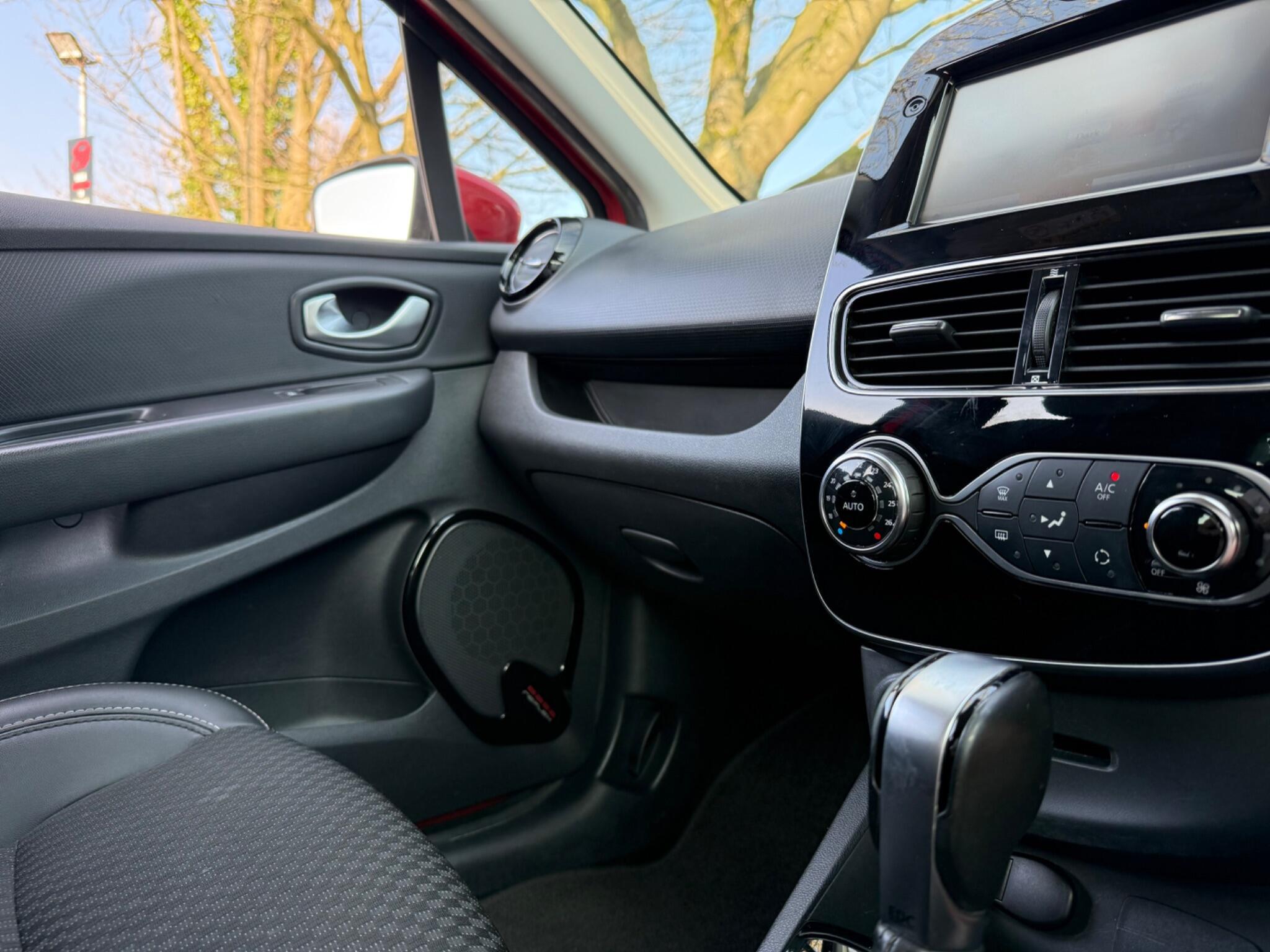Renault Clio - Image 56