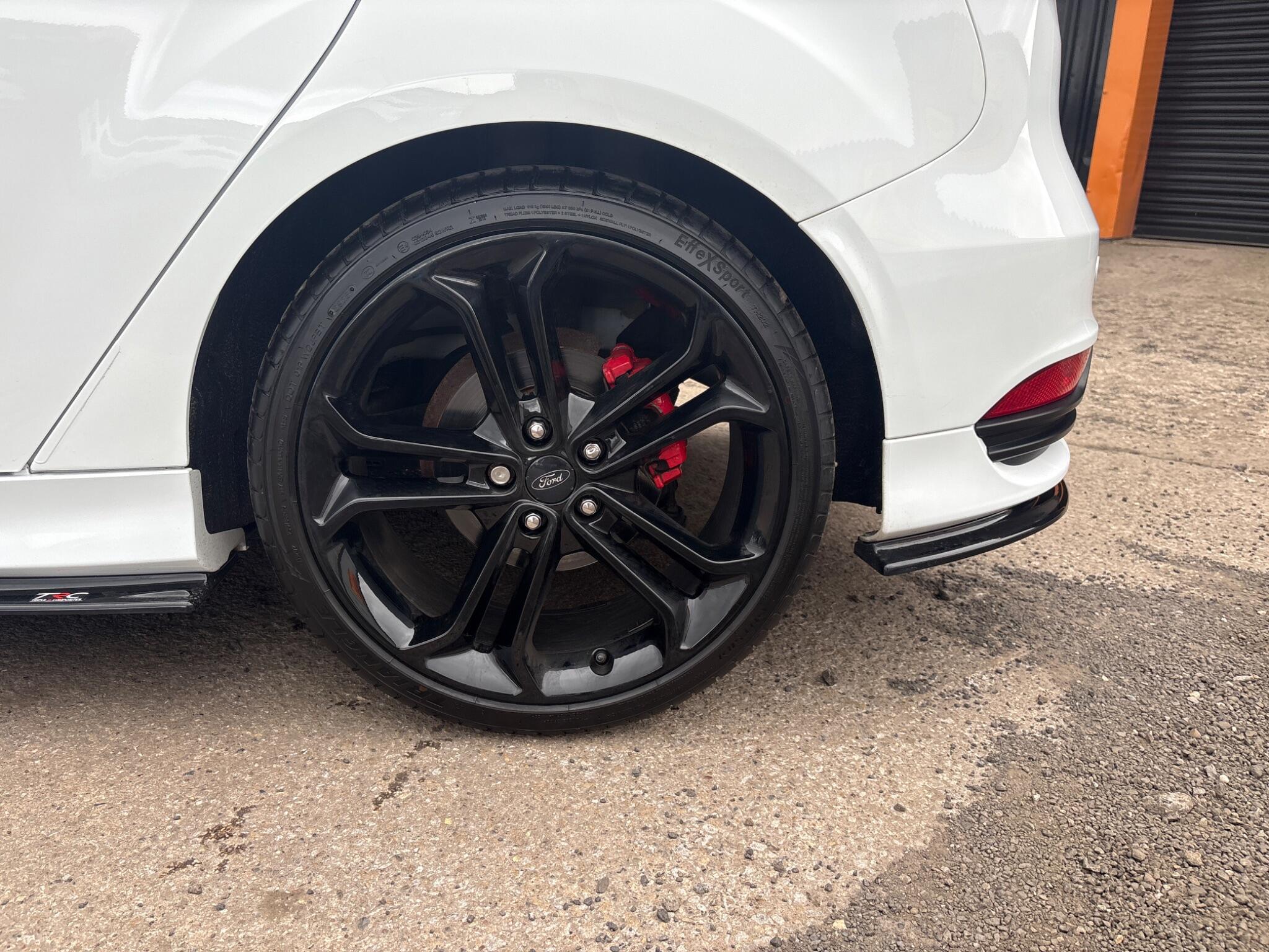 Ford Focus - Image 11