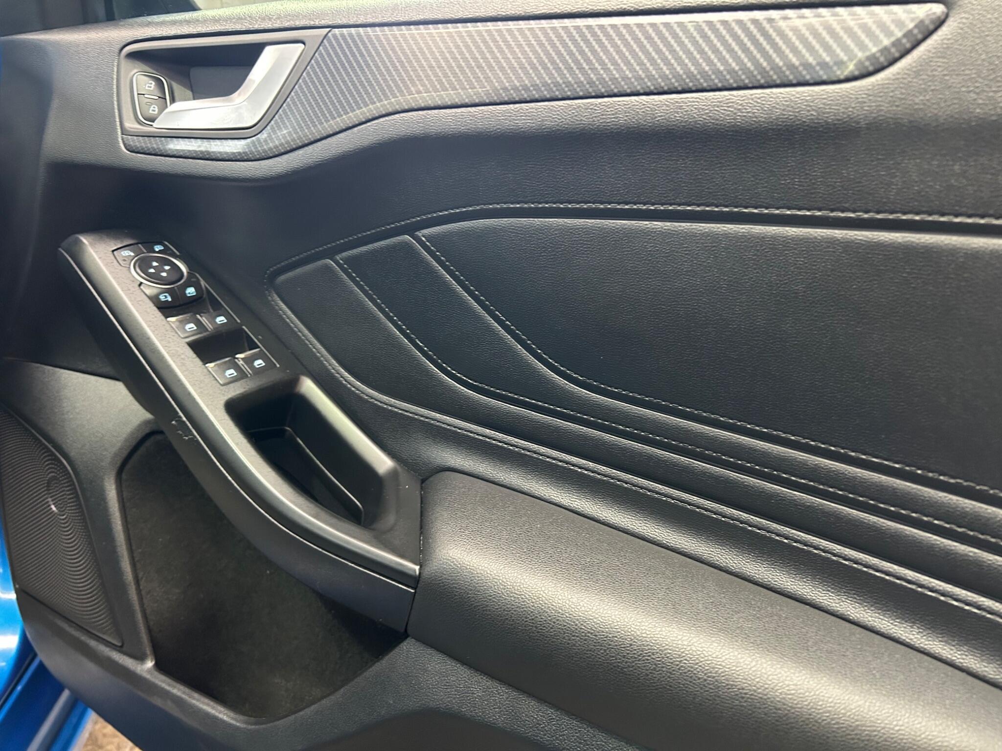 Ford Focus - Image 21