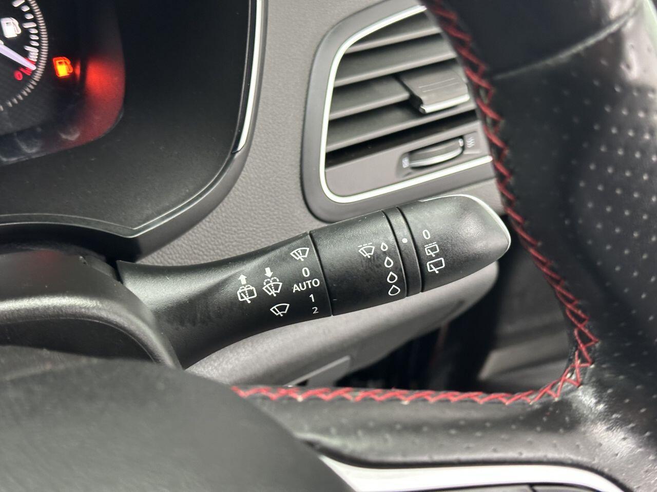 Renault Megane - Image 23