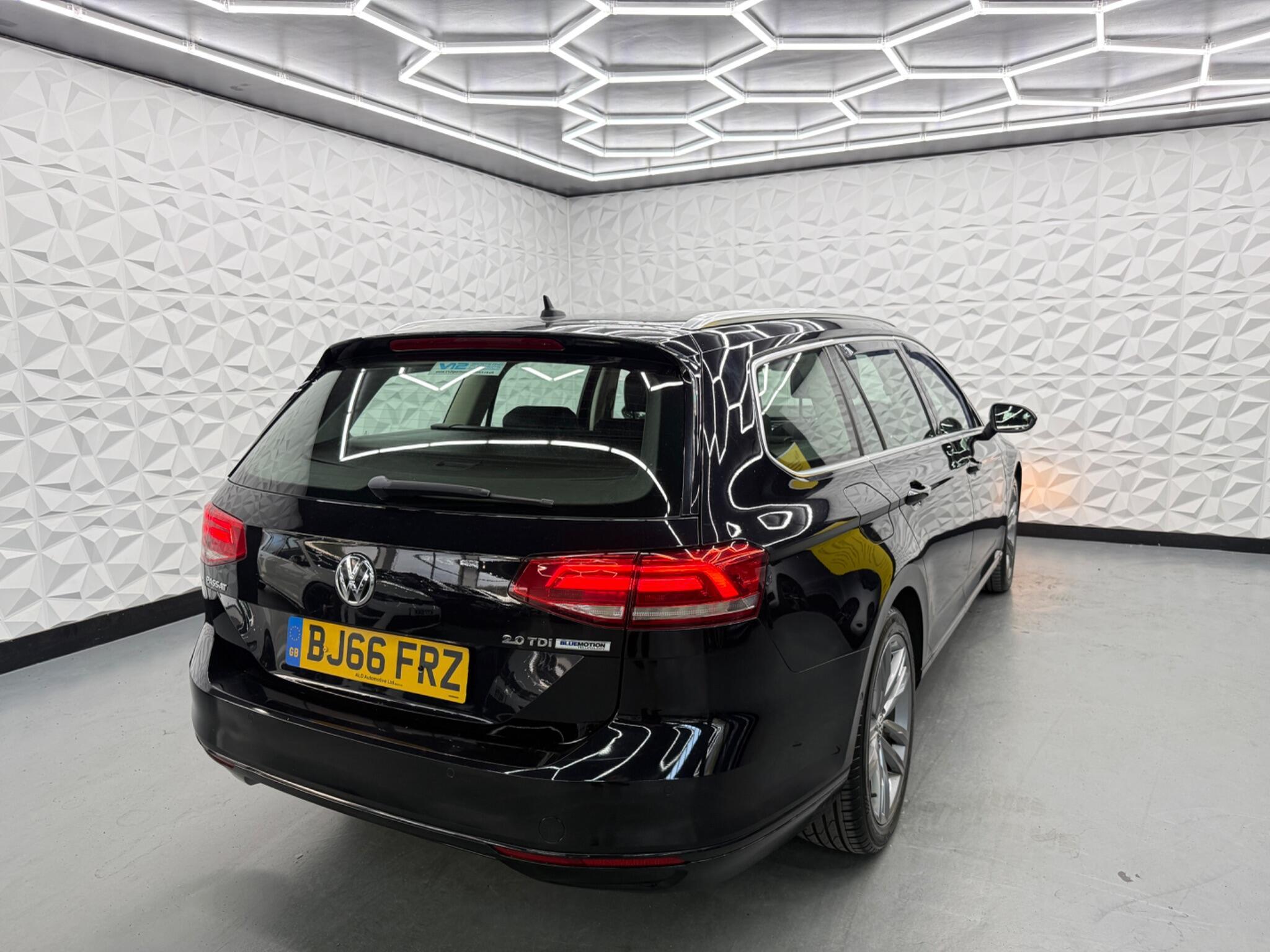 Volkswagen Passat - Image 13