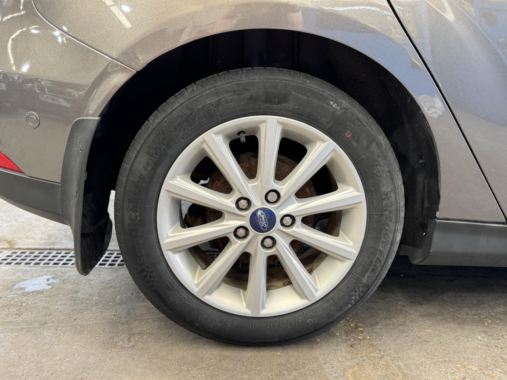 Ford Focus - Image 18