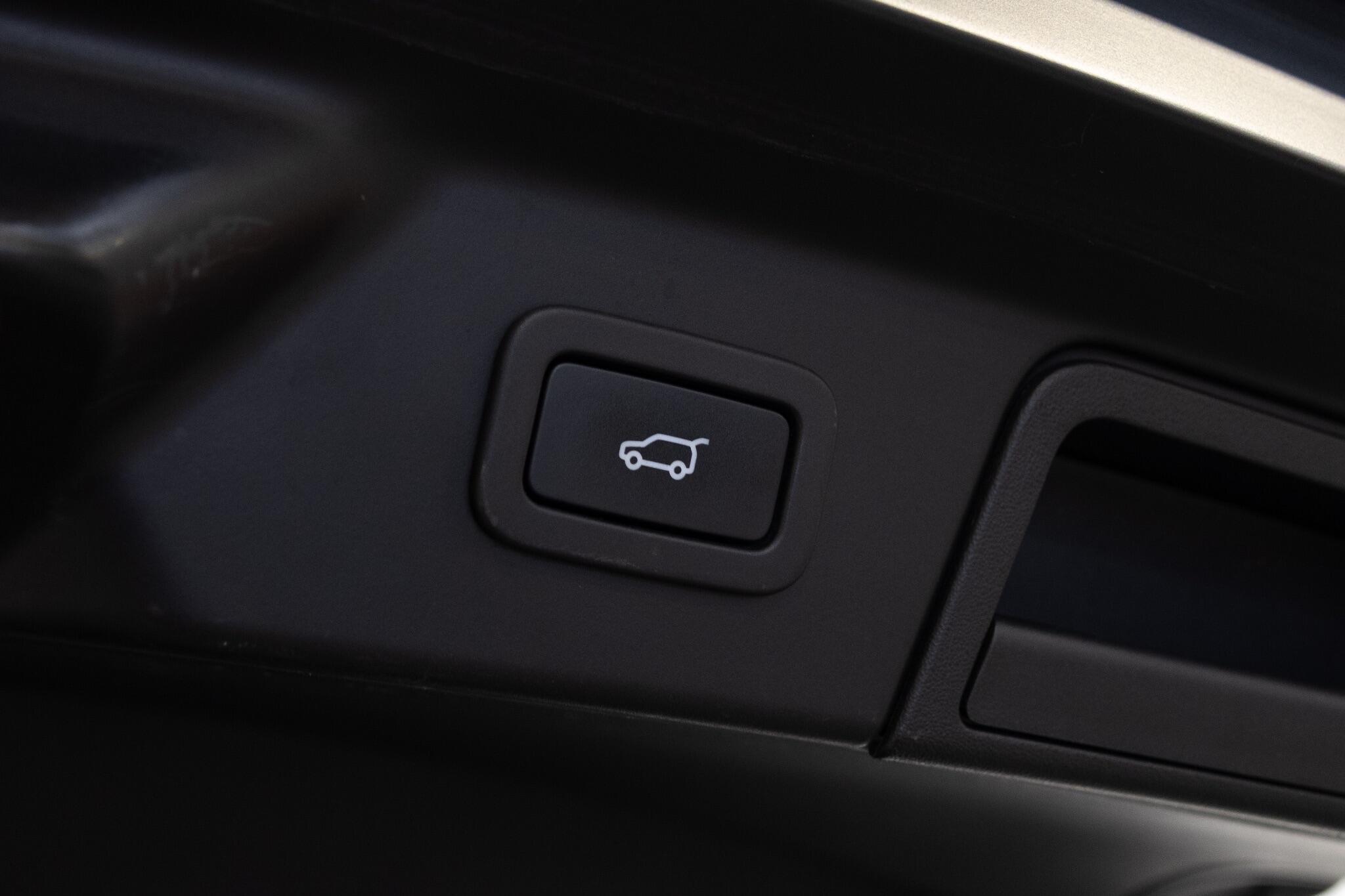 Land Rover Range Rover Velar - Image 11