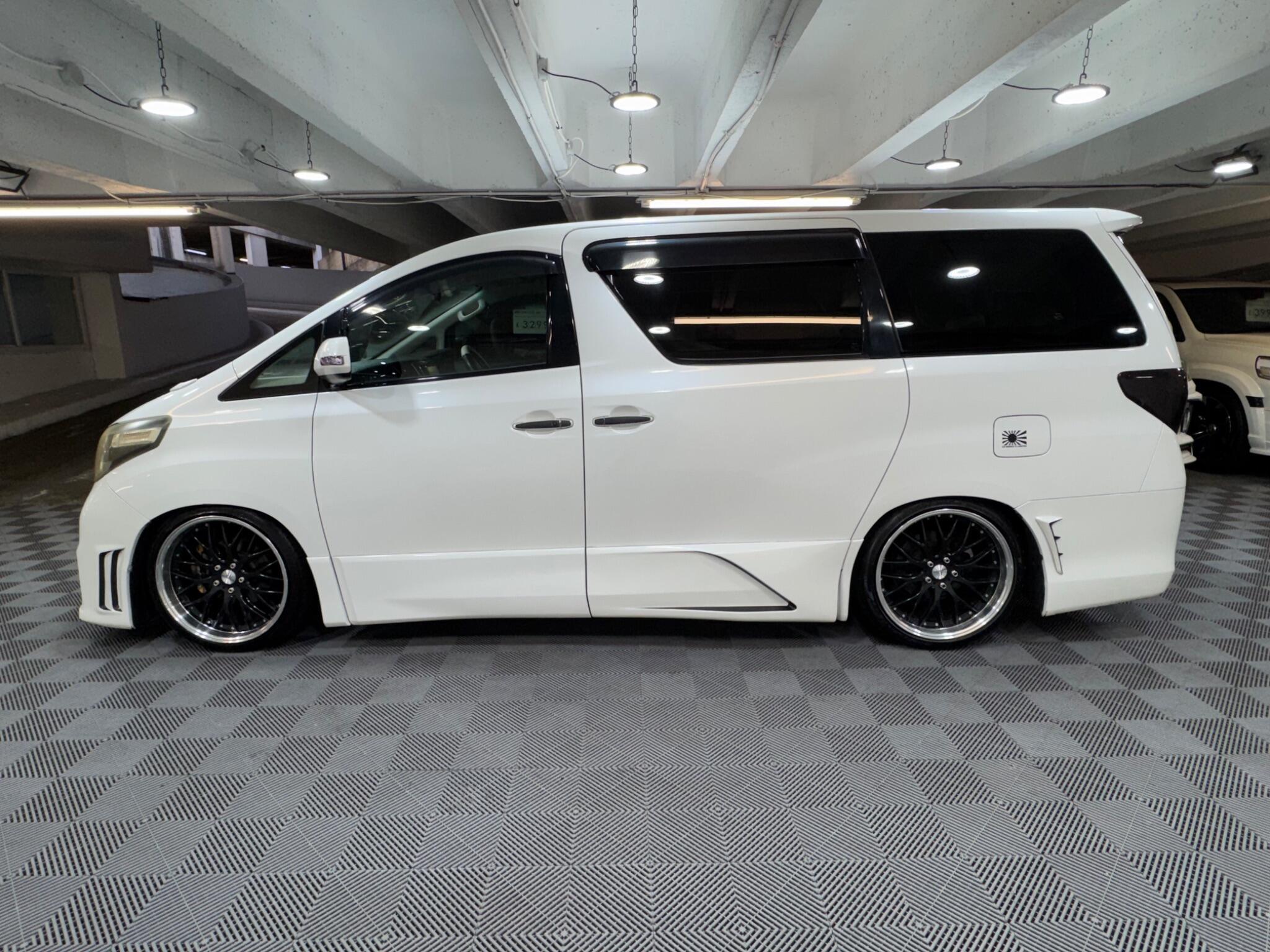 Toyota Alphard - Image 2