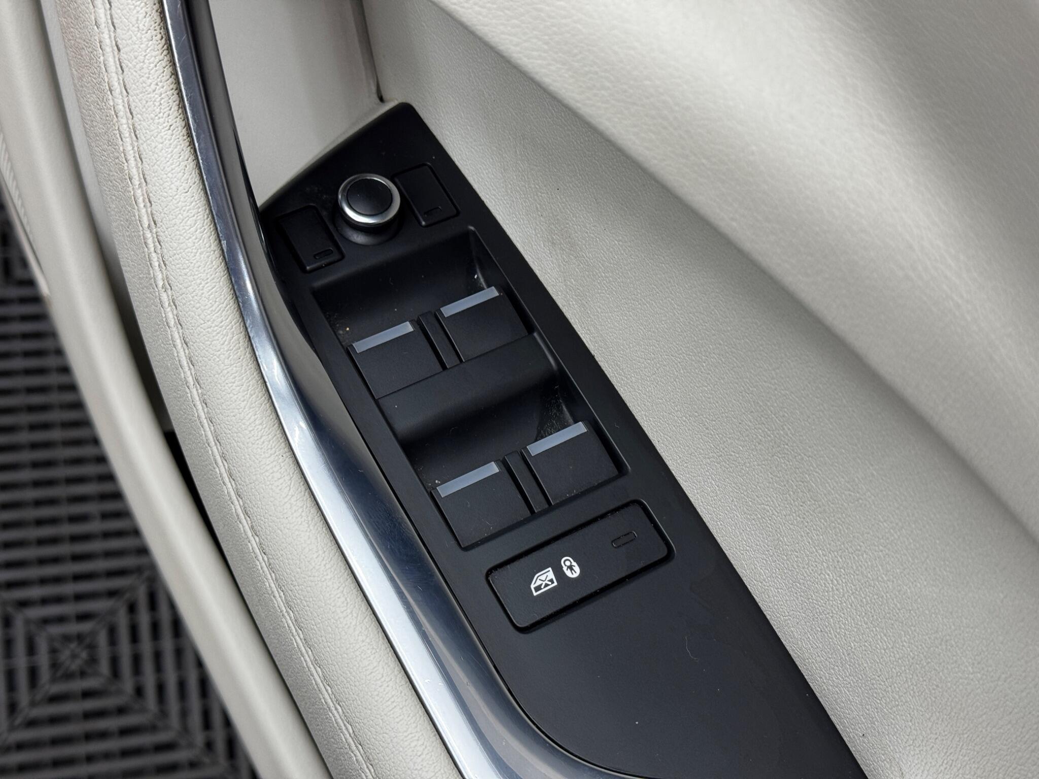 Jaguar XE - Image 40