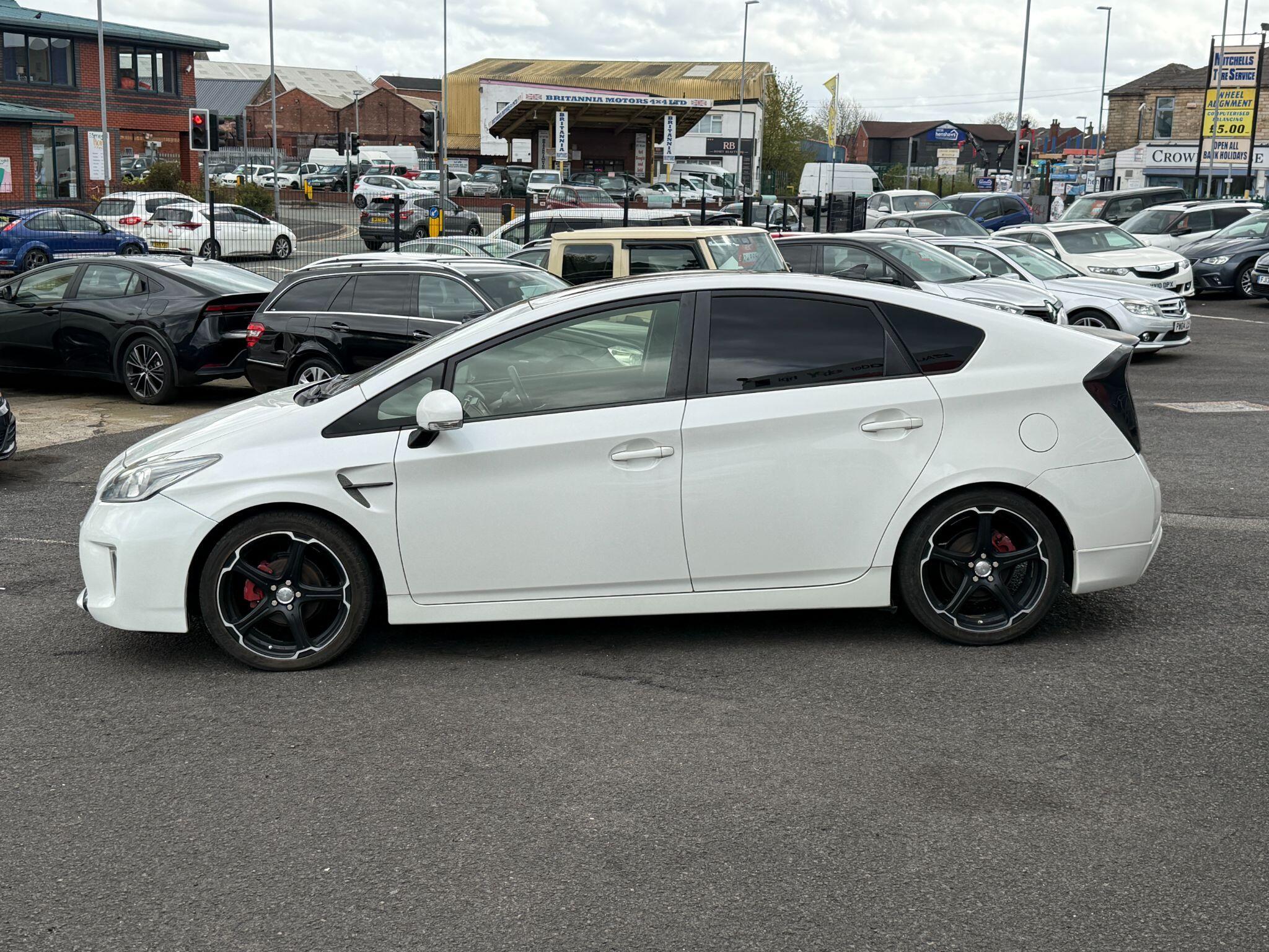 Toyota Prius - Image 11